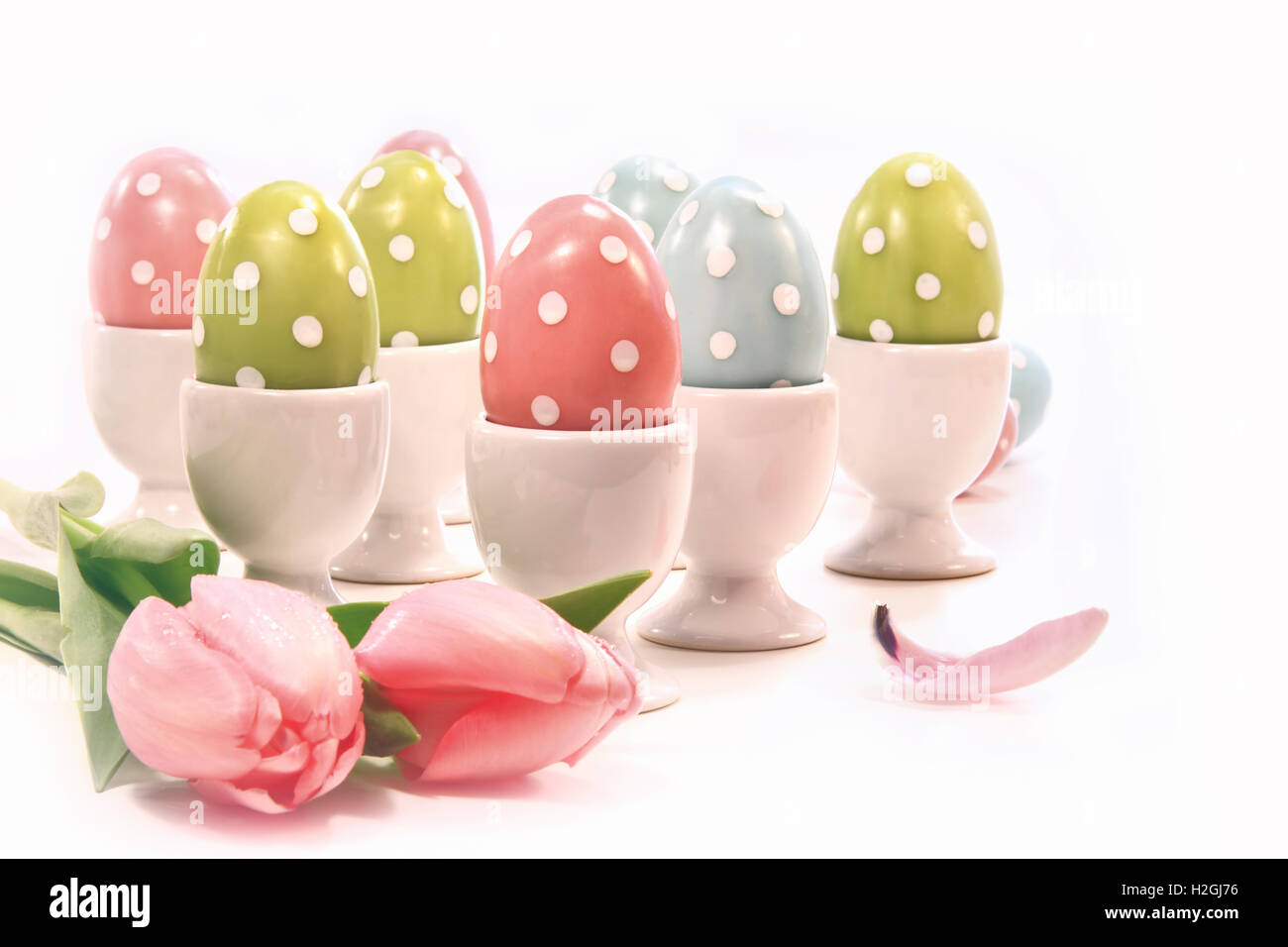 Bunte Ostereier in weißen Tassen Stockfoto