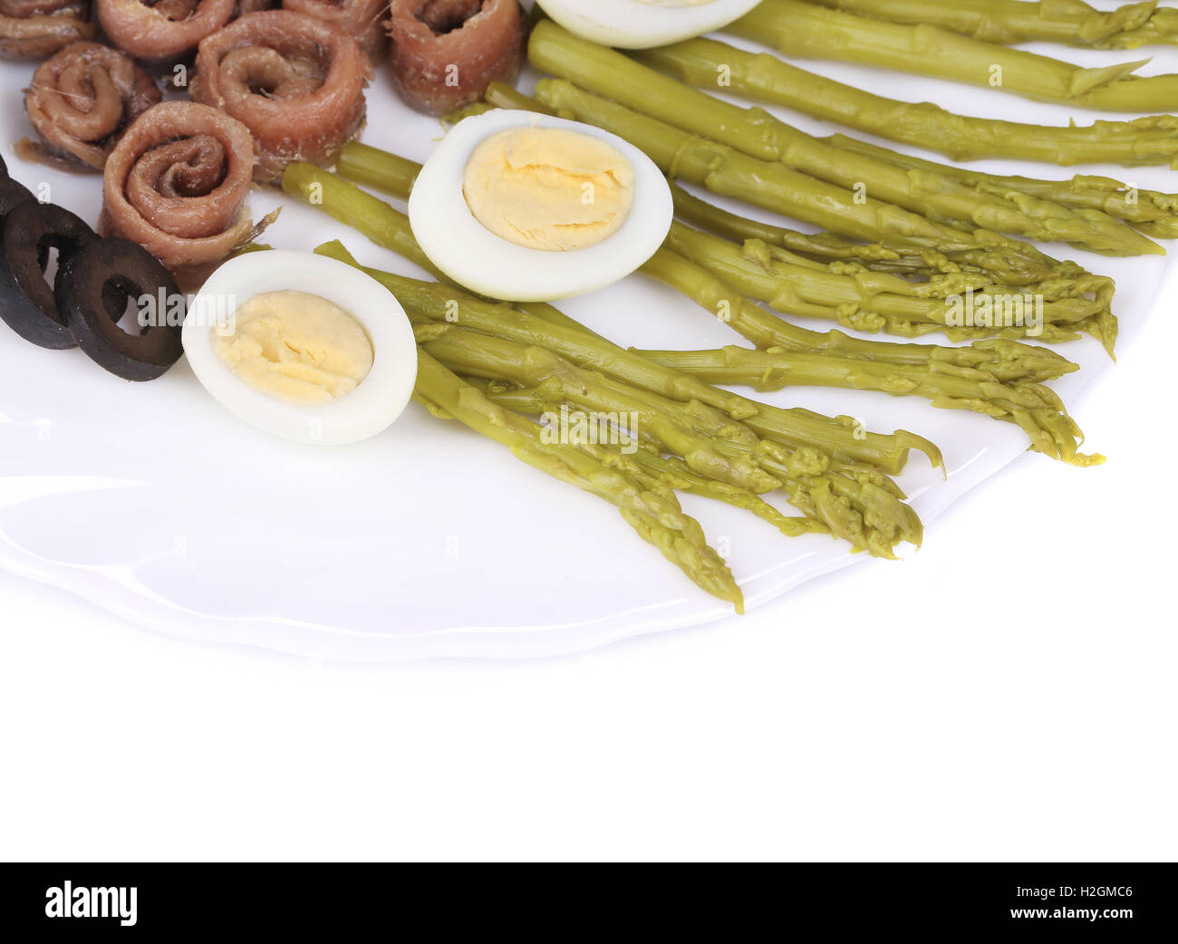 Salat mit Sardellen und Spargel. Stockfoto