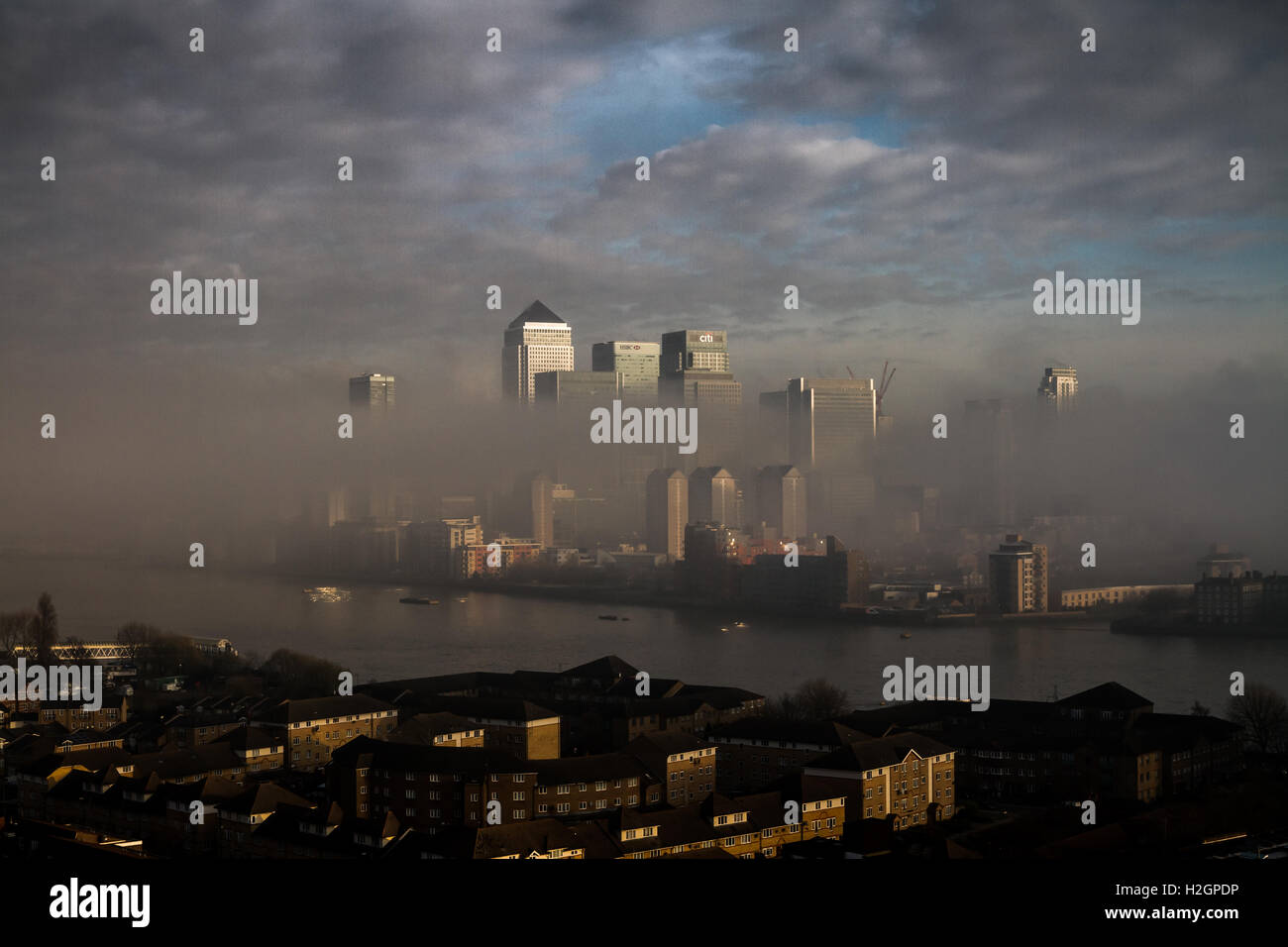UK-Wetter: Nebel und Dunst über London und Canary Wharf Business-Park-Gebäude. Stockfoto
