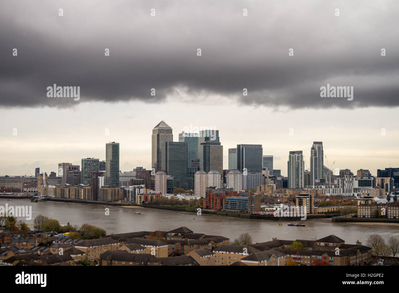 UK-Wetter: Am Nachmittag Cloud baut über London und Canary Wharf Business-Park-Gebäude. Stockfoto