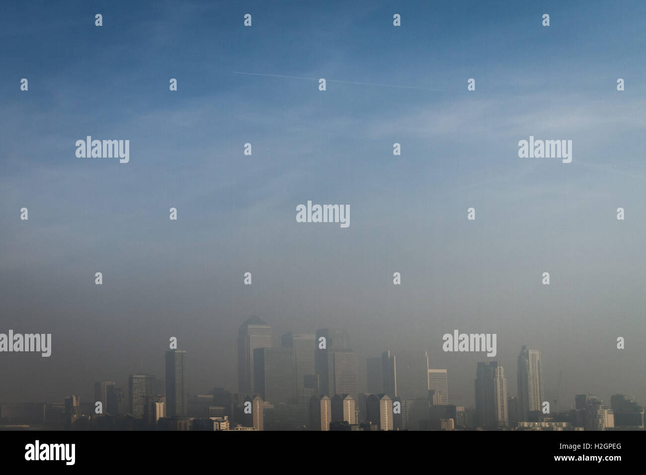 UK-Wetter: Nebel und Dunst über London und Canary Wharf Business-Park-Gebäude. Stockfoto