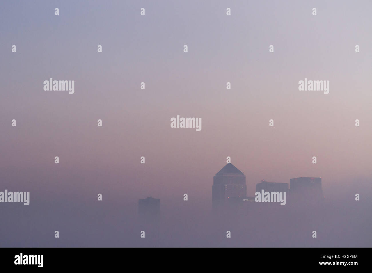 UK-Wetter: Schwere Morgen Smog über London und Canary Wharf Geschäftshäuser Park. Stockfoto