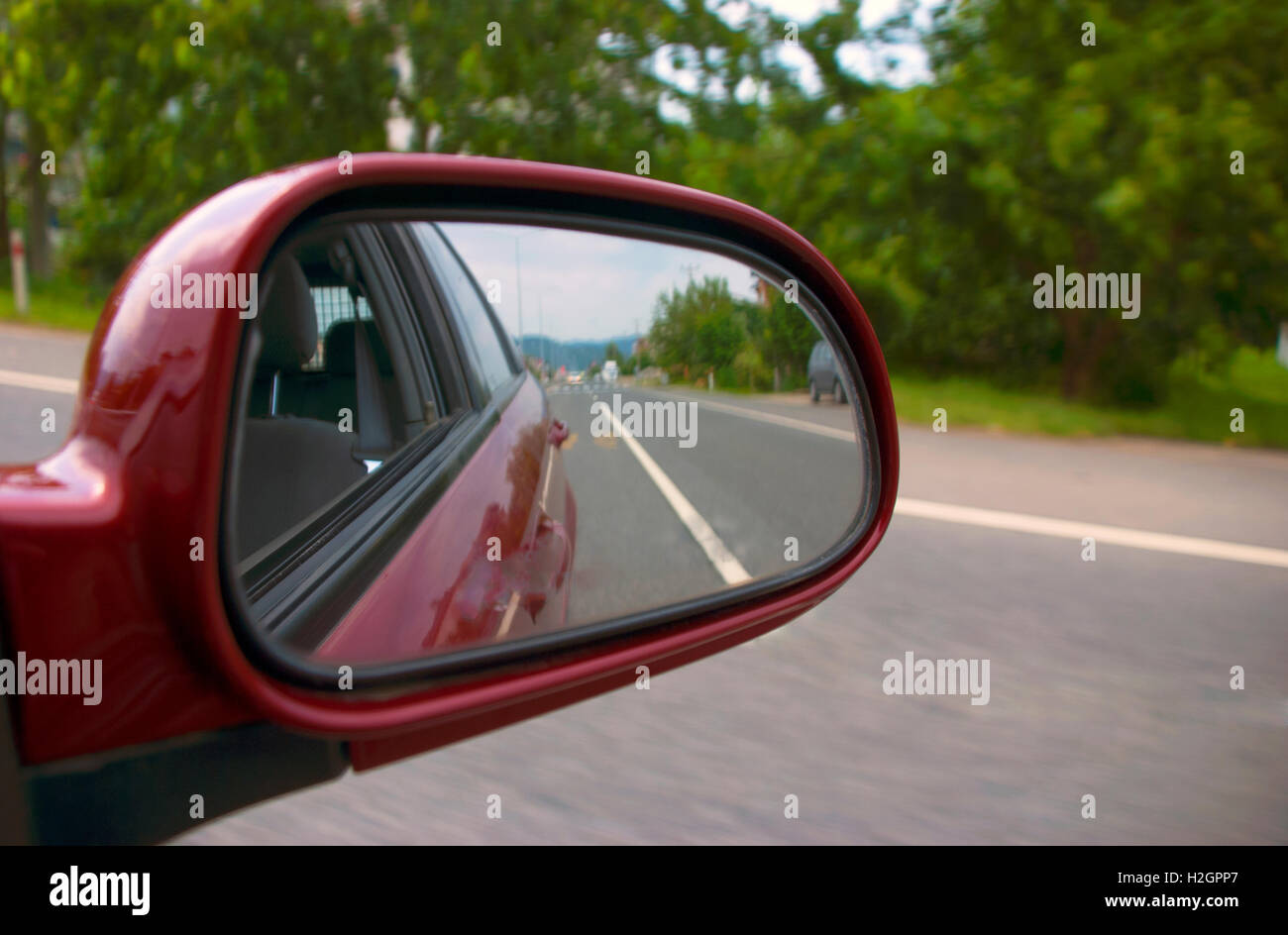 Autospiegel. Blick auf den Auto-Außenspiegel Stockfotografie - Alamy