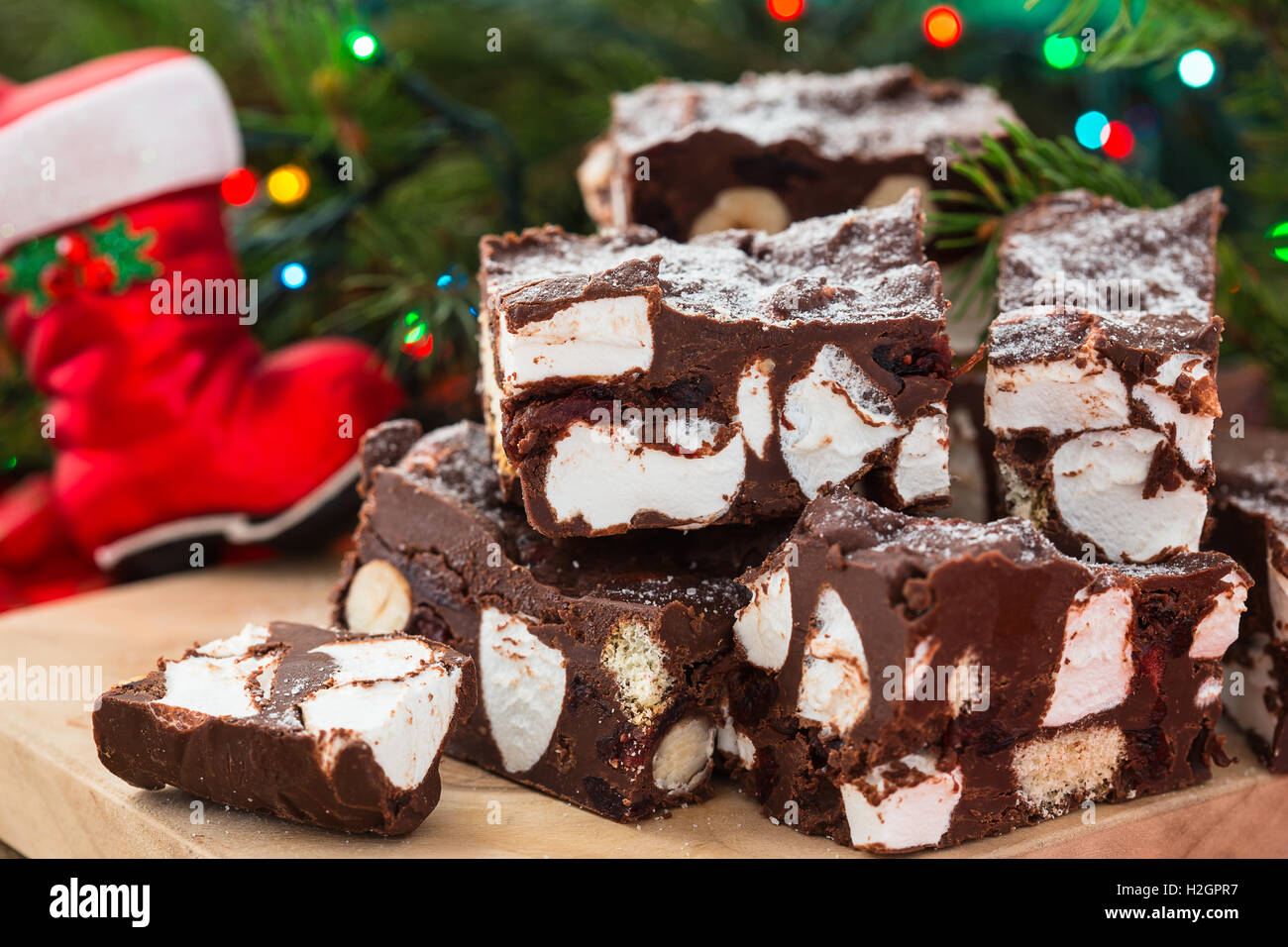 Steiniger Weg Crunch Bars, Weihnachten Dessert mit Schokolade, Eibisch, Haselnuss, Keks und glace Kirschen Stockfoto
