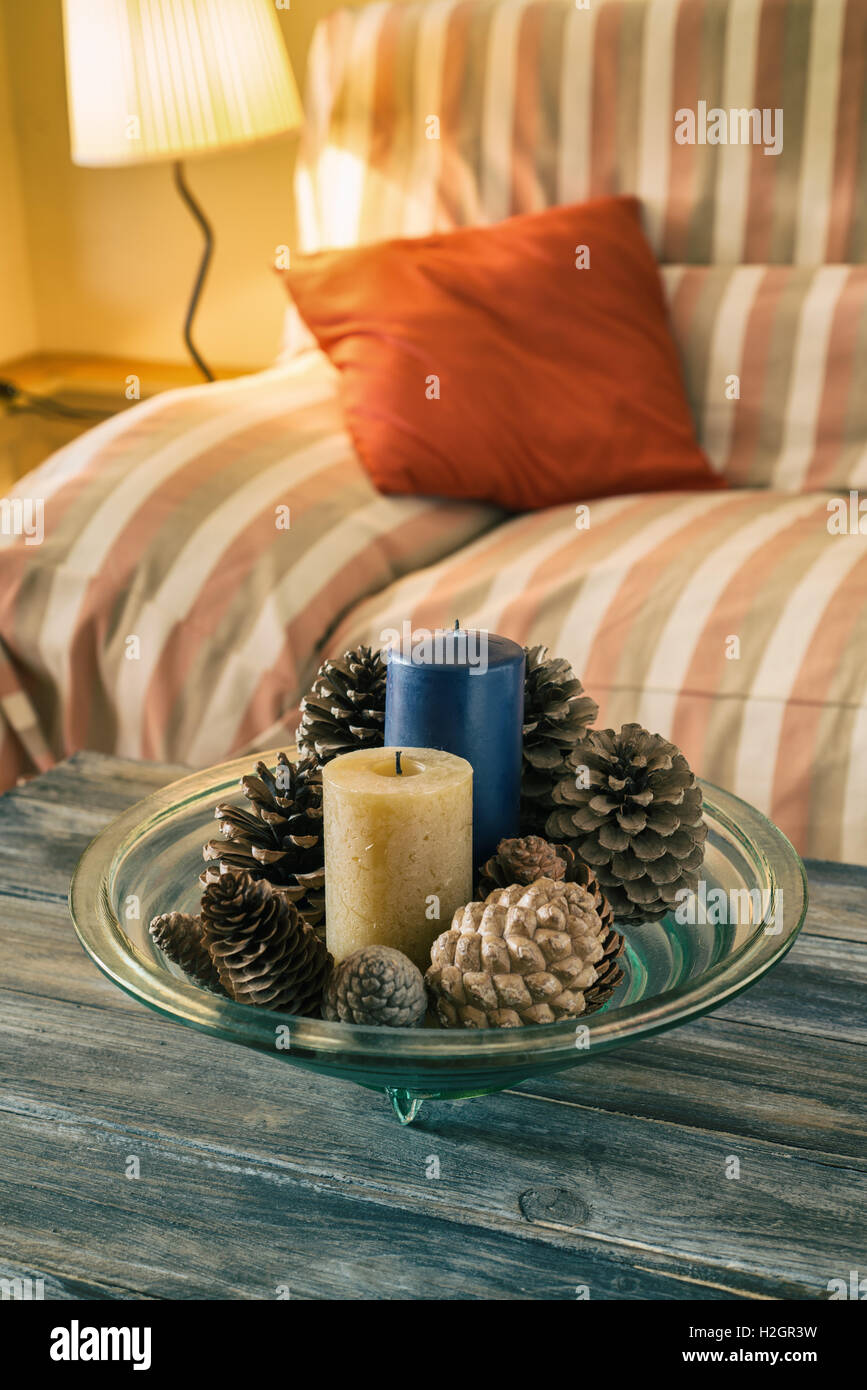 Couchtisch aus Holz mit Kerzen und gemütliches Sofa mit Kissen. Wohnzimmer  Innenraum und home Dekor Konzept. Getönten Bild Stockfotografie - Alamy