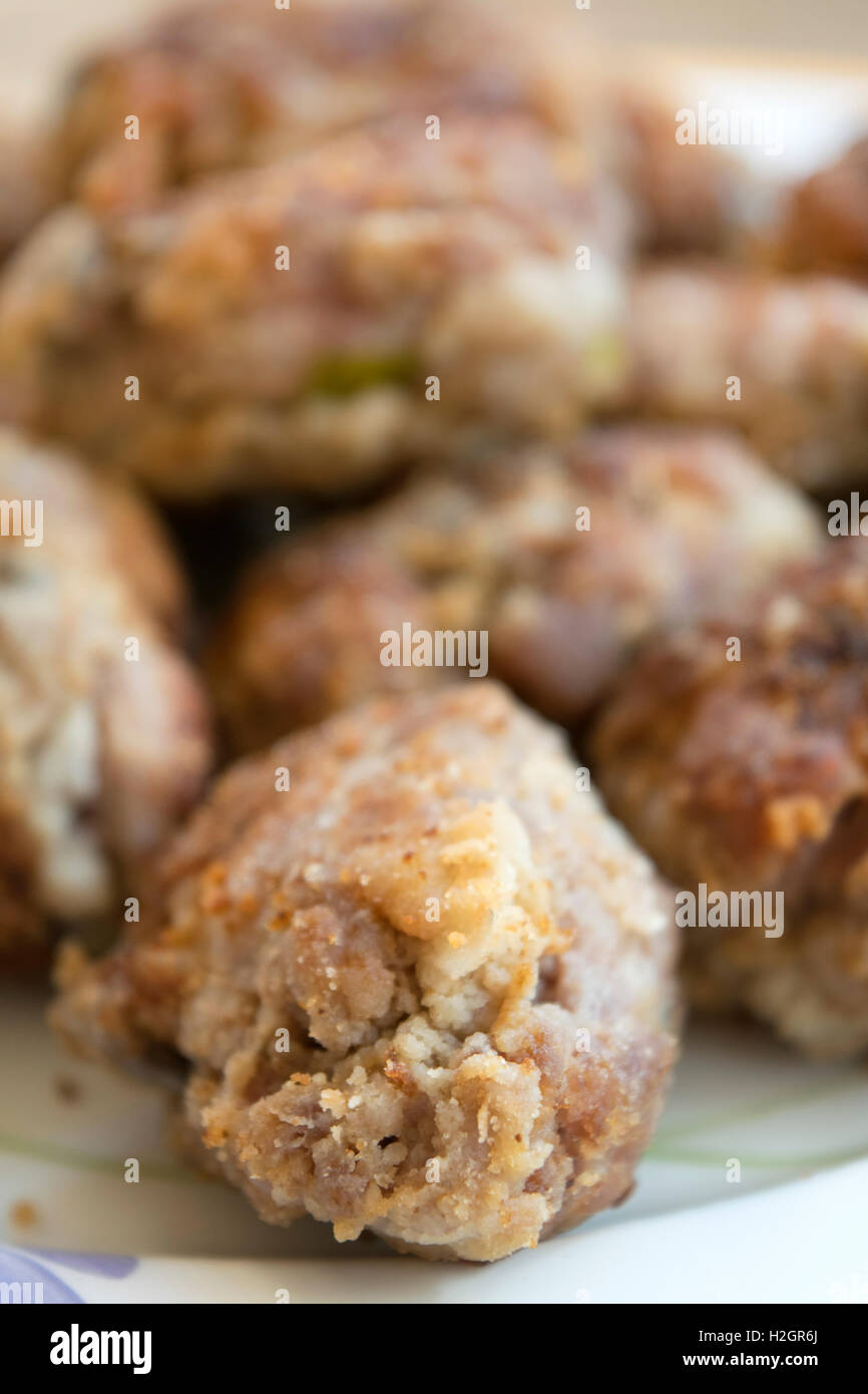 frittierte Fleischbällchen mit Rindfleisch und Kräutern Stockfoto