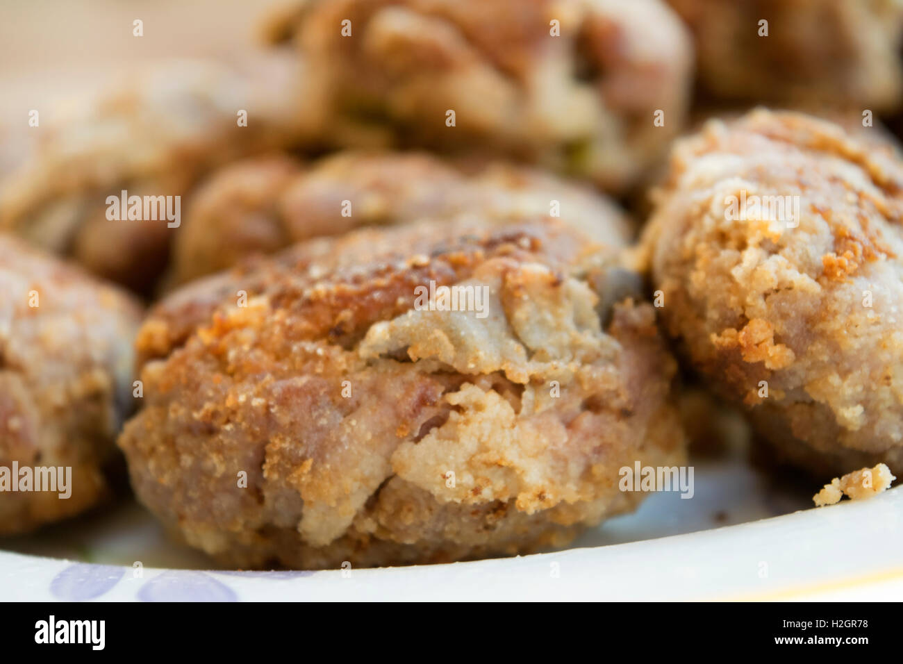 frittierte Fleischbällchen mit Rindfleisch und Kräutern Stockfoto