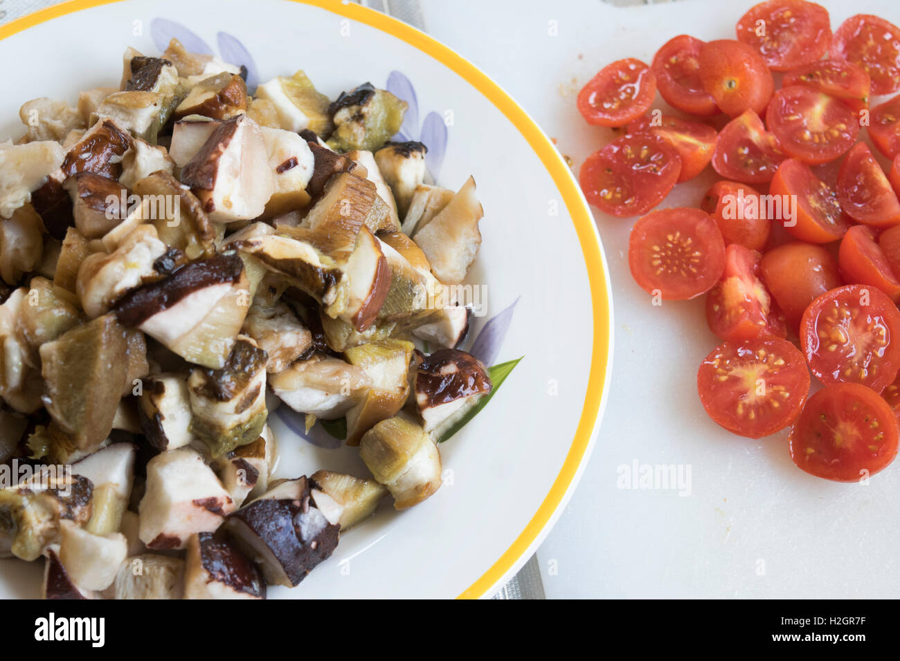 Cherry-Tomaten und Steinpilzen Pilze Zutaten für pasta Stockfoto