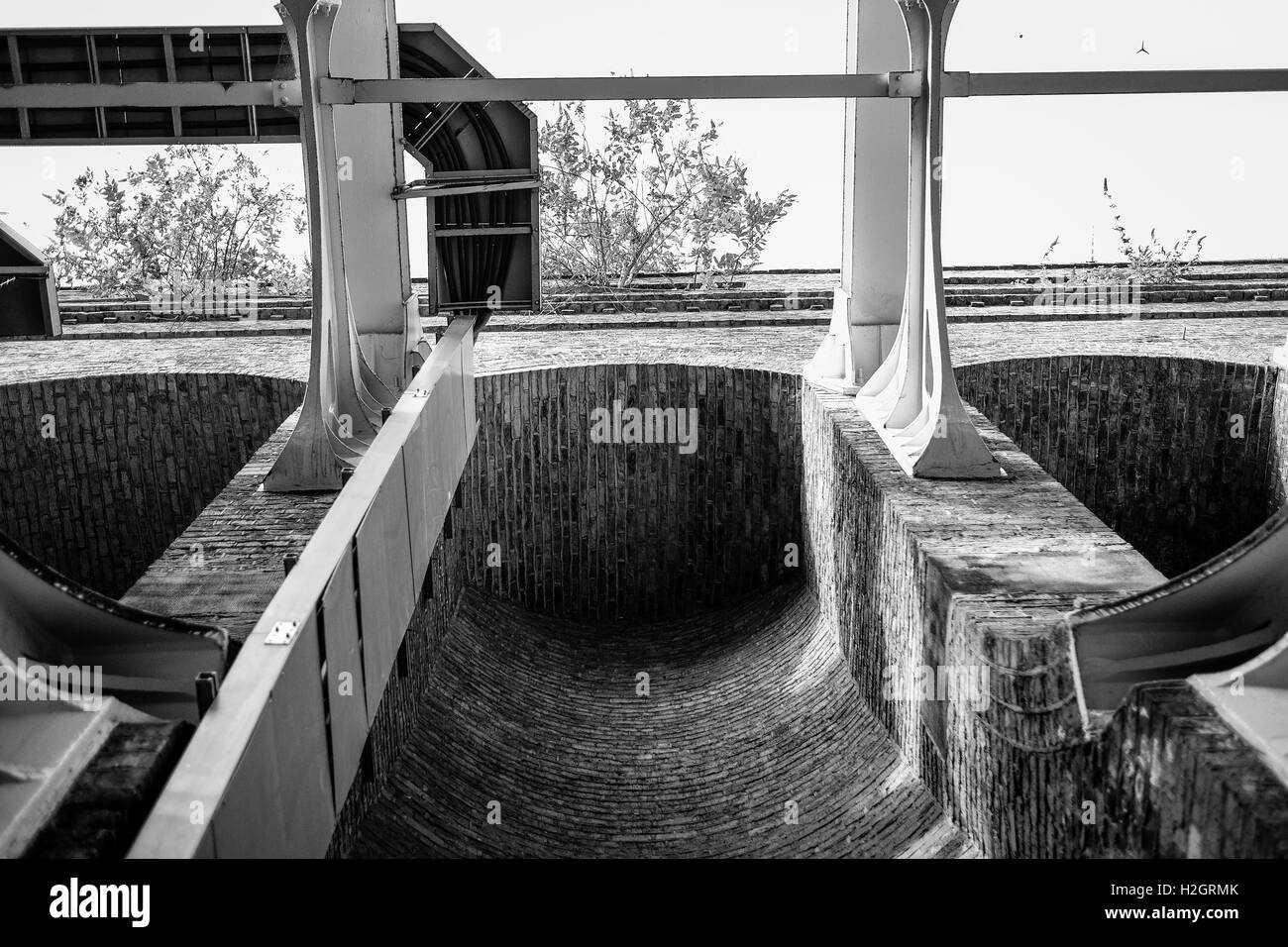 Schwarz / weiß Foto unter Shadwell Overground Station, London, UK. Stockfoto