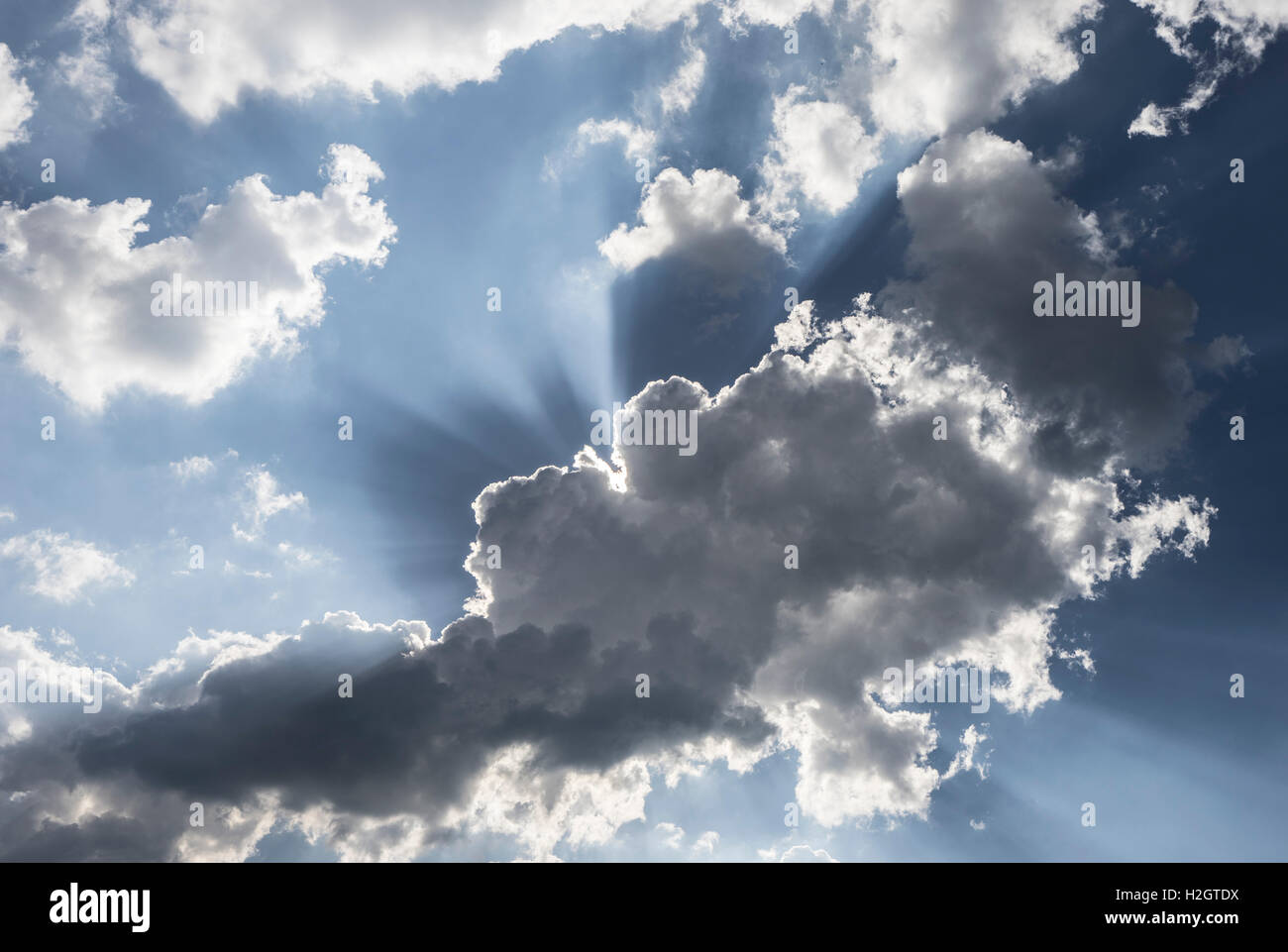 Dunkle Wolken, Regenwolken mit verdeckter Sonne und Sonnenstrahlen Stockfoto