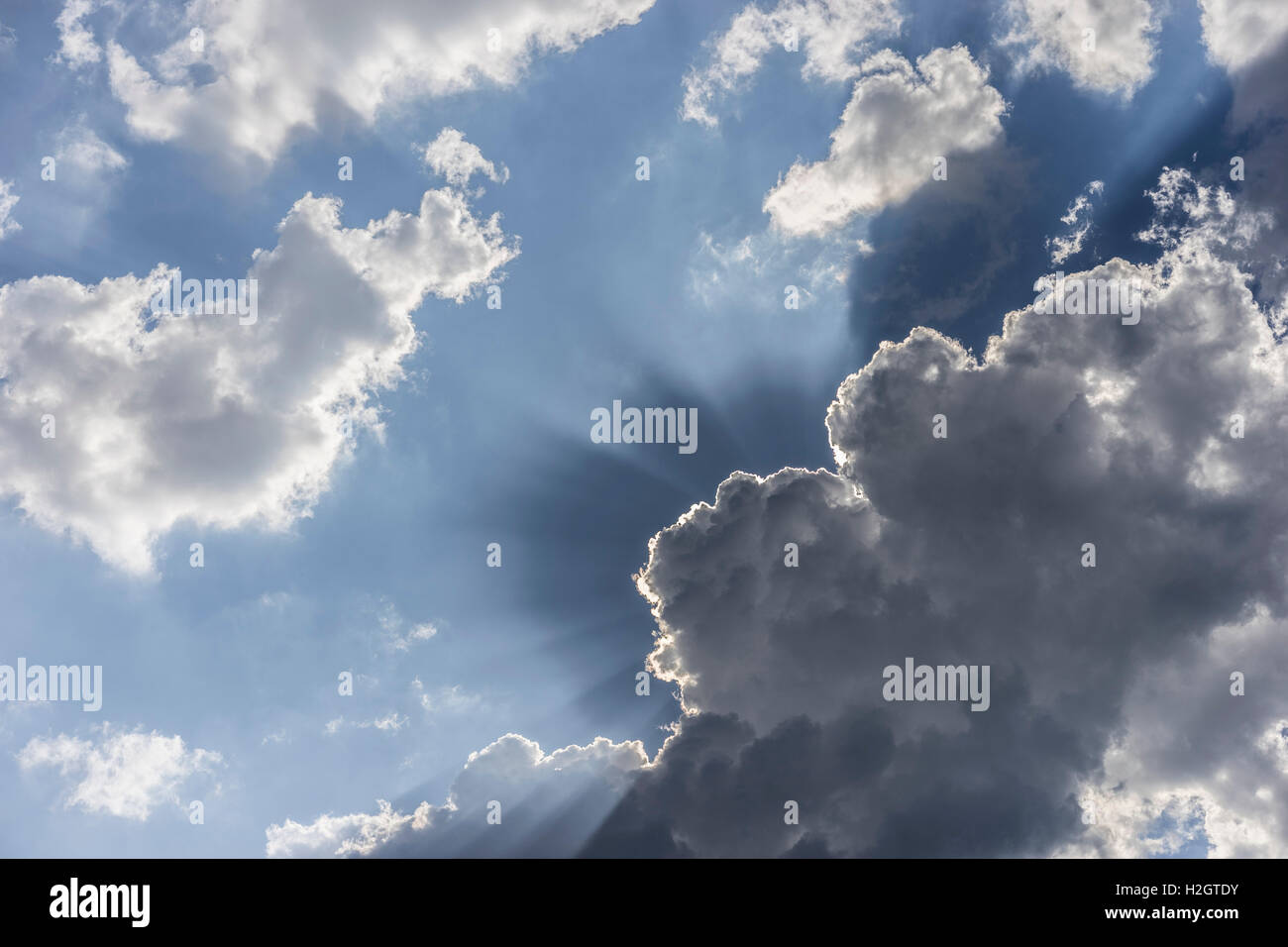 Dunkle Wolken, Regenwolken mit verdeckter Sonne und Sonnenstrahlen Stockfoto