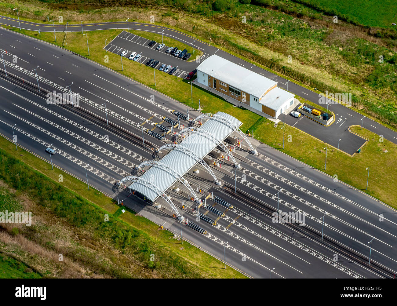 Maut-Station, N18 Straße vor dem Shannon Tunnel, Limerick, County Clare, Irland Stockfoto