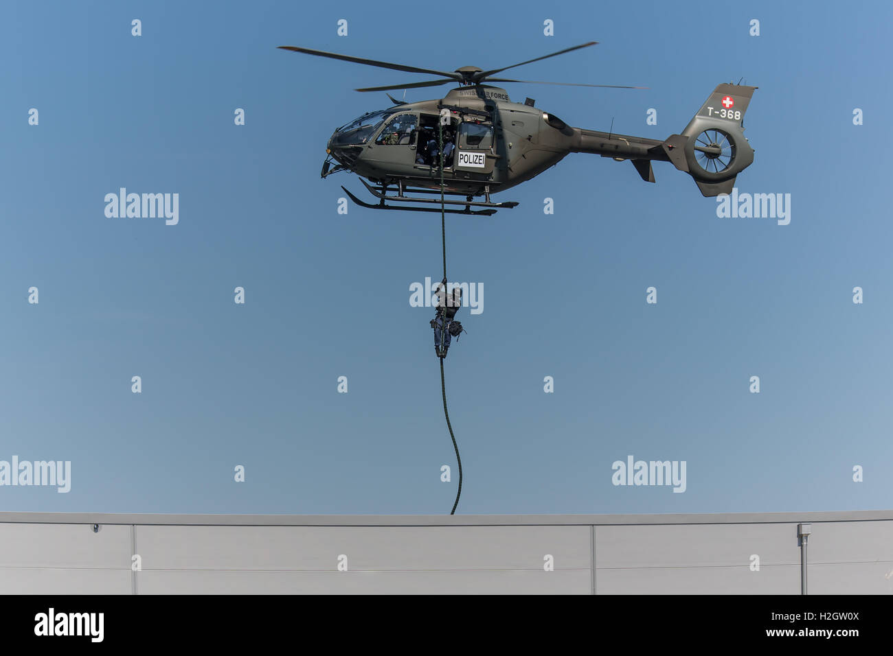 Bewaffnete Polizisten Abseilen aus Hubschrauber auf Dach, Körperpanzer, Luzerner Polizei, Luchs Spezialoperationen während Gruppe einer Stockfoto