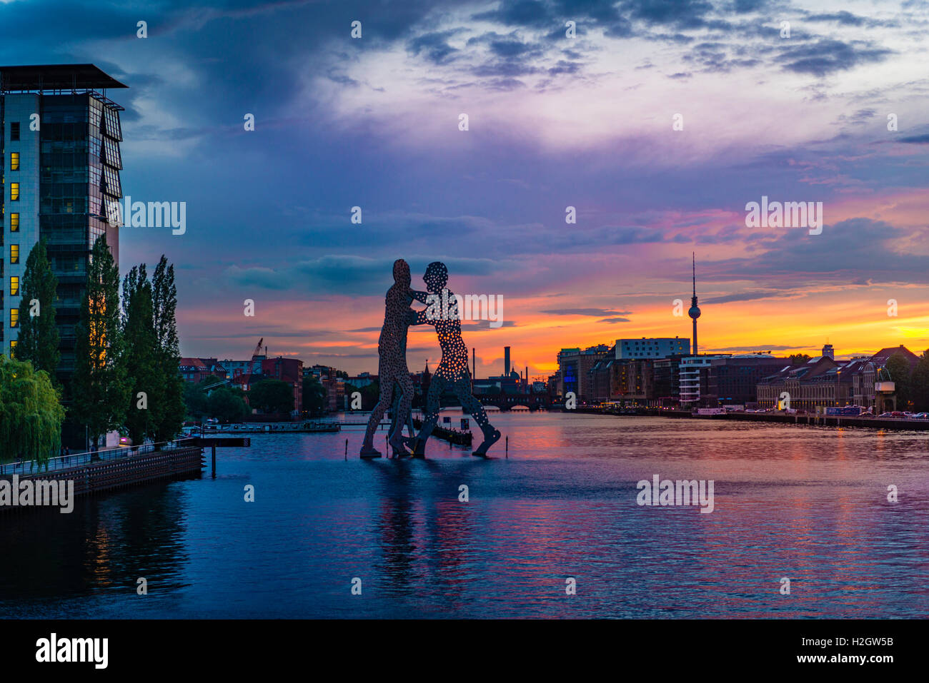 Molecule Man, monumentalen Werke von Jonathan Borofsky von Jonathan Borofsky, Fluss Spree, Fernsehturm, Sonnenuntergang, Treptow, Berlin Stockfoto