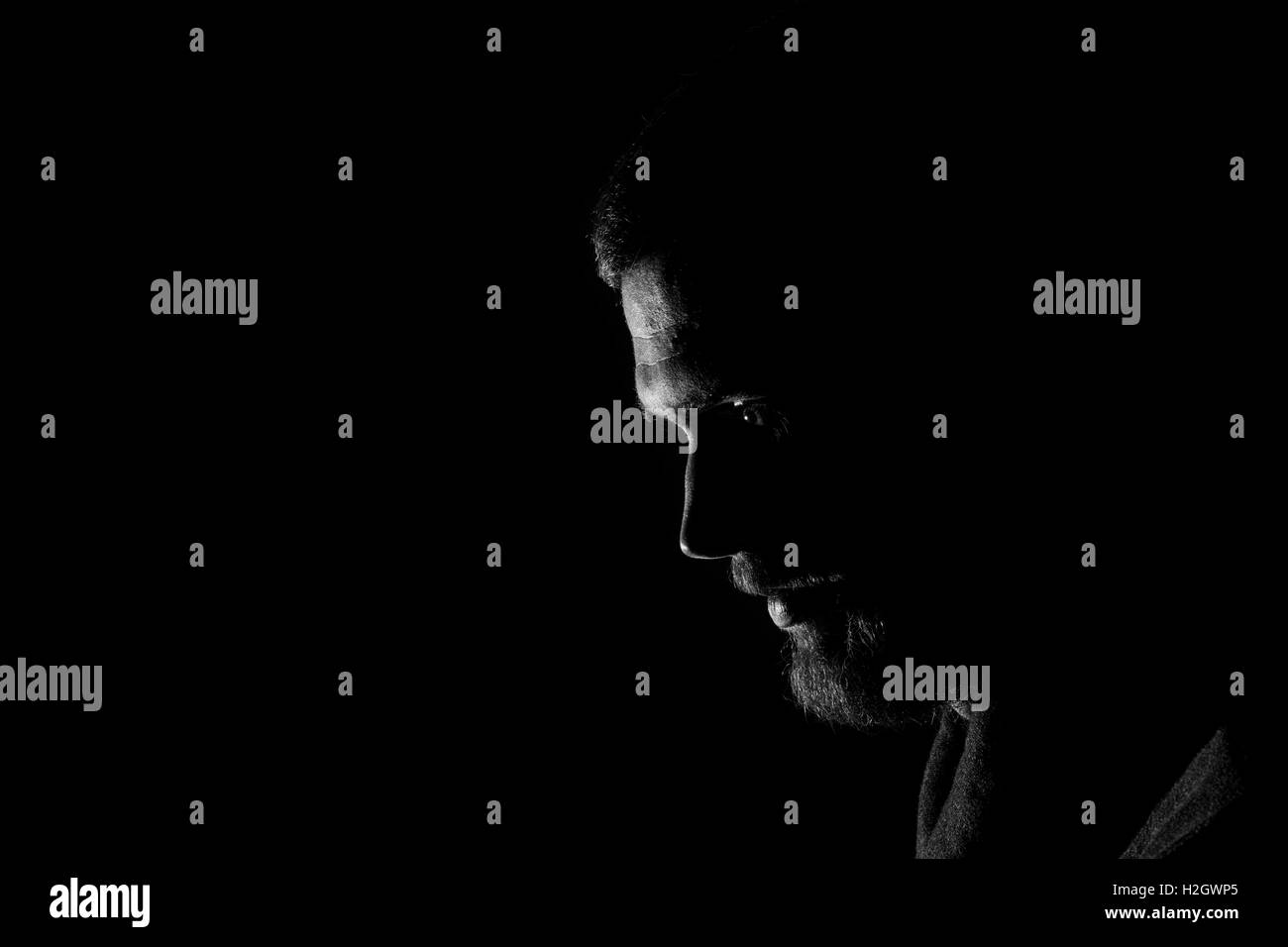 Eine Low Key schwarz und weiß Profil Portrait Stockfoto