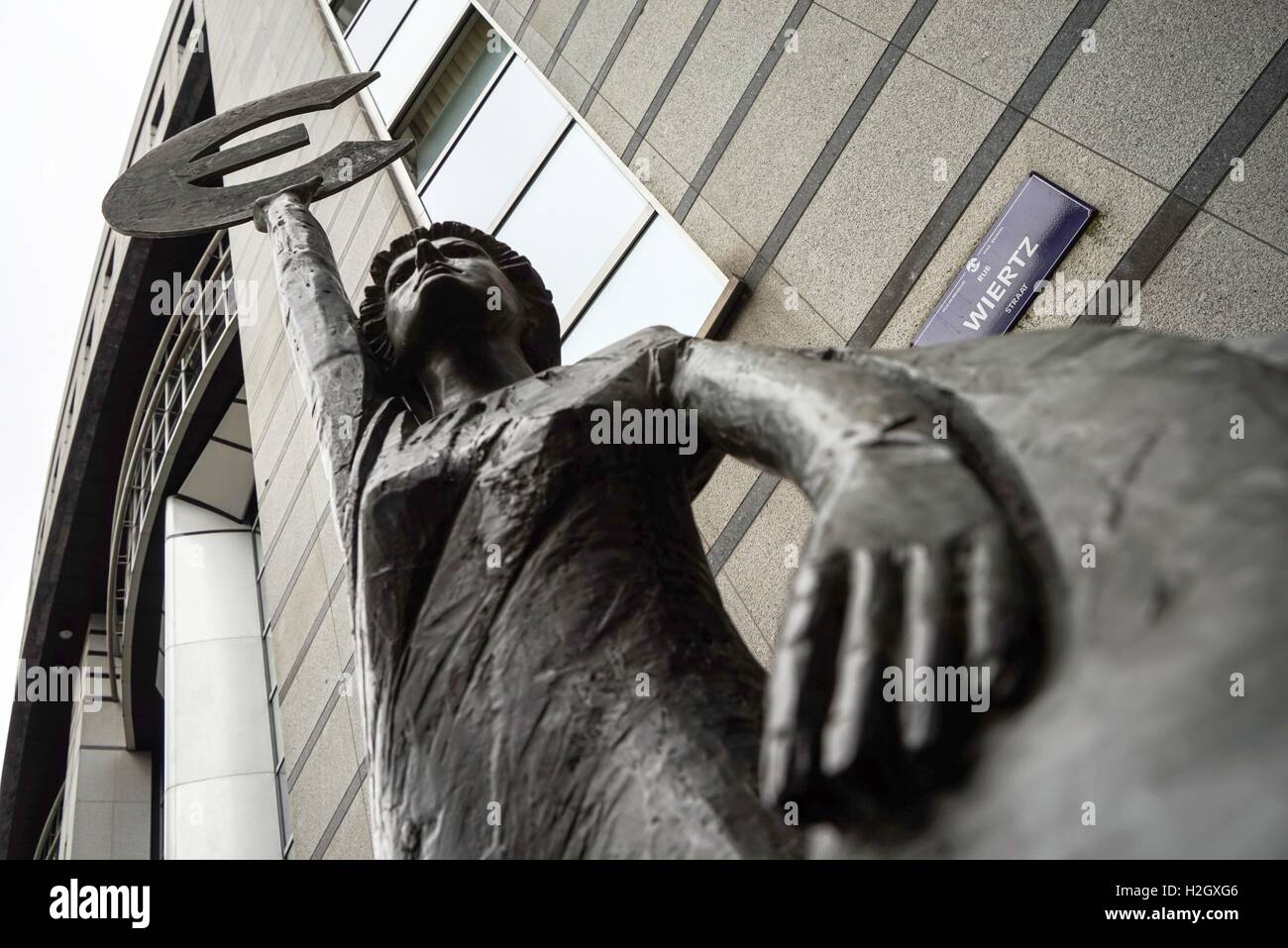 Belgien: Die "Europa"-Skulptur des belgischen Künstlers kann Claerhout vor dem Europäischen Parlament in Brüssel. Foto vom 11. September 2016. | weltweite Nutzung Stockfoto