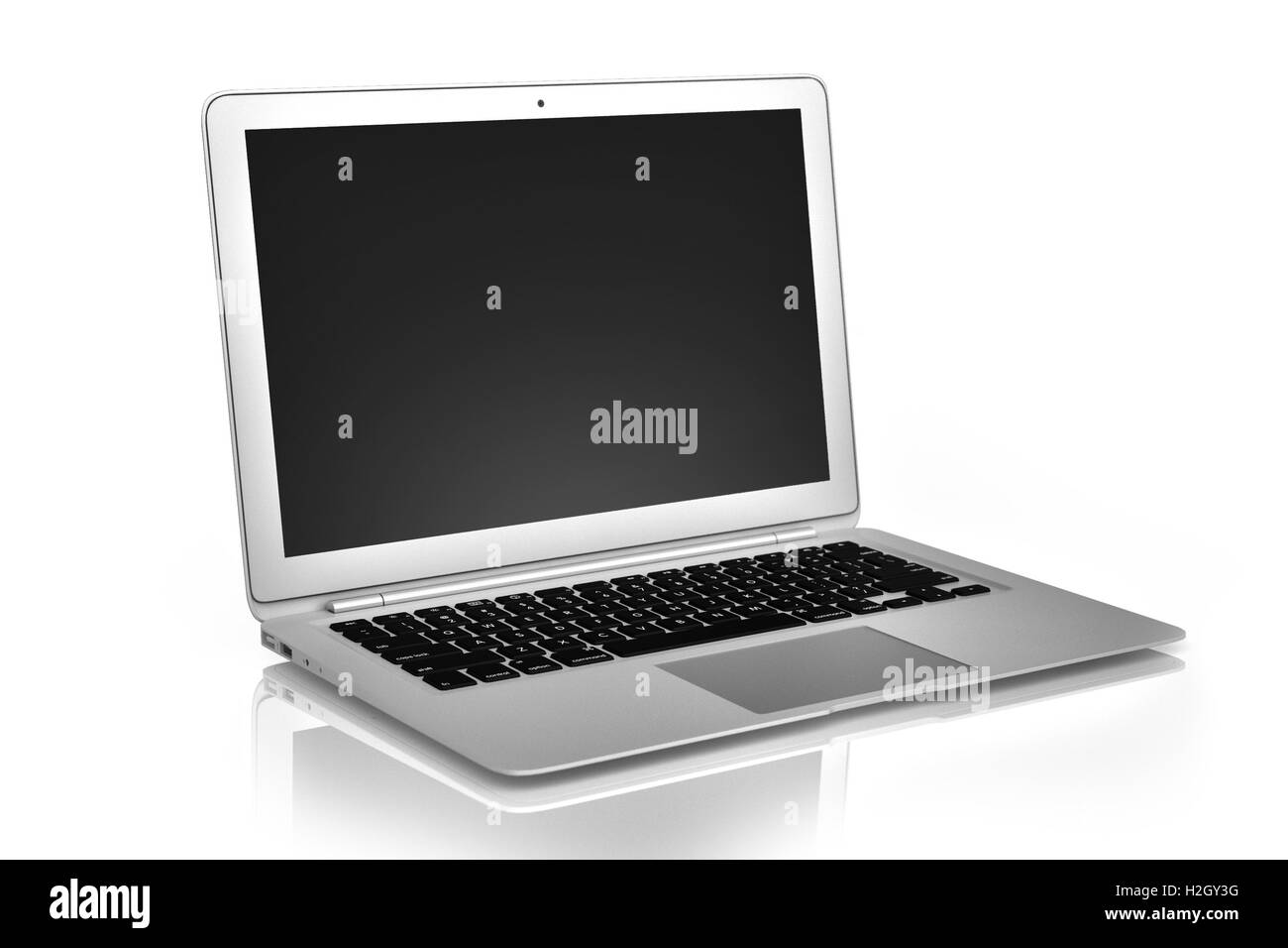 Moderne schlanke Notebook auf weißem Hintergrund mit weichen Schatten. Schwarzer Bildschirm - mock-up. 3D illustration Stockfoto