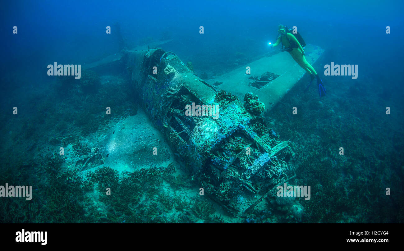 Scuba Diver erforscht eine Grumman F6F Hellcat Flugzeug abgeschossen während des 2. Weltkrieges im Pazifik-Konflikt. Stockfoto