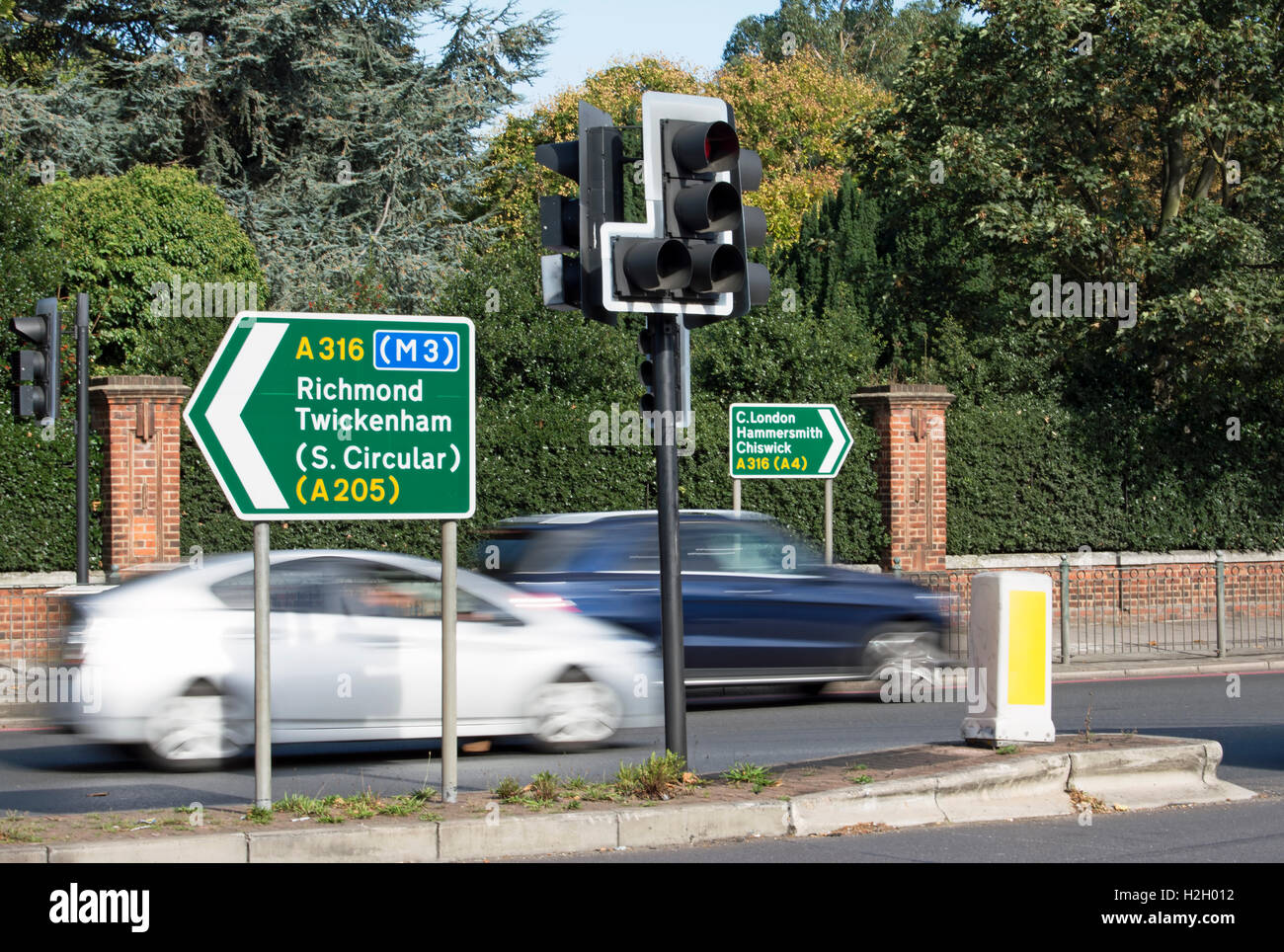 Autos in sehen verschwommen Bewegung Kreuzung Chalkers Ecke, Südwesten von London, england Stockfoto
