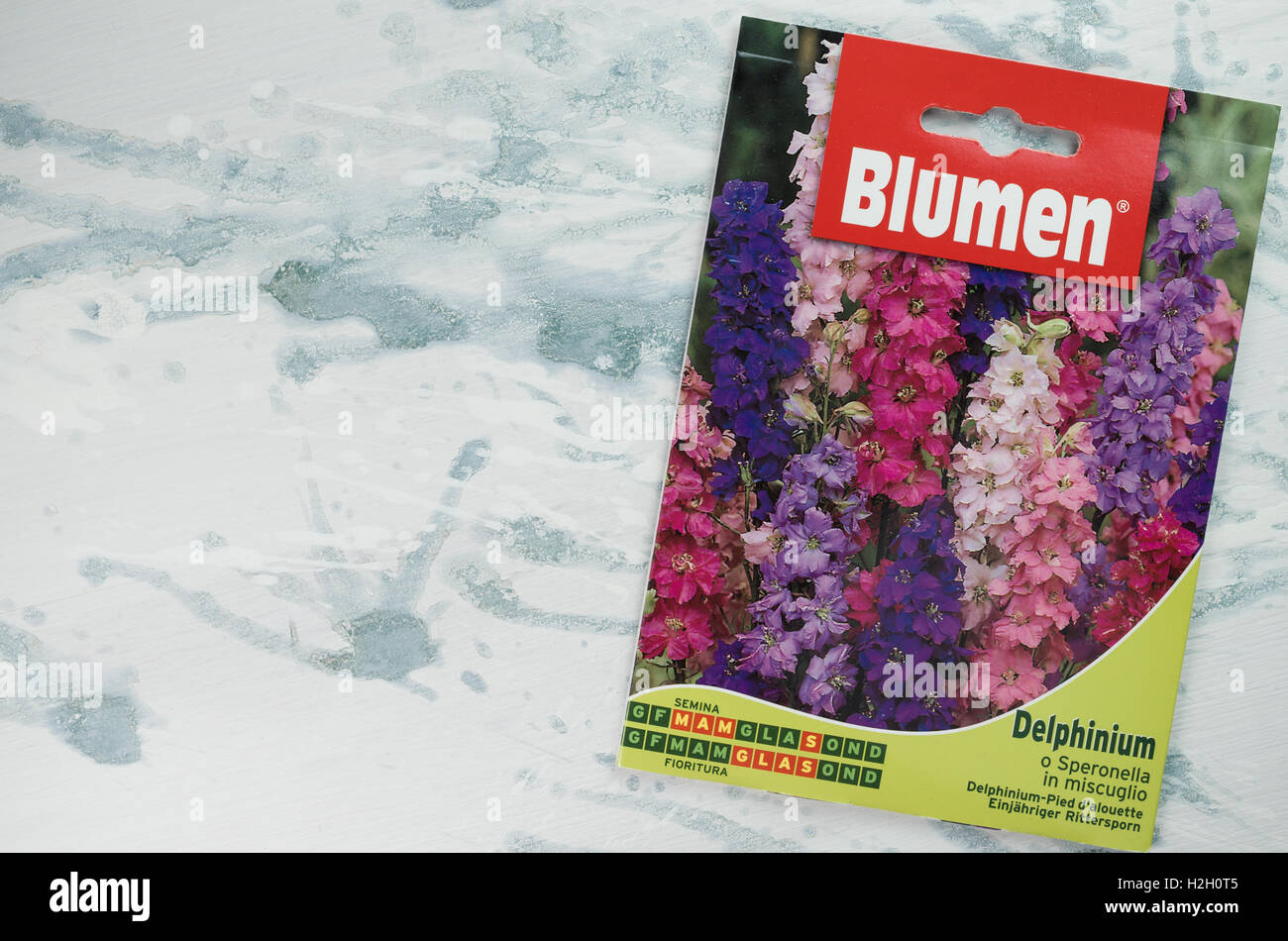 Blumen-Marke Samentüten auf einer hell lackierten Holzoberfläche - Rittersporn Stockfoto