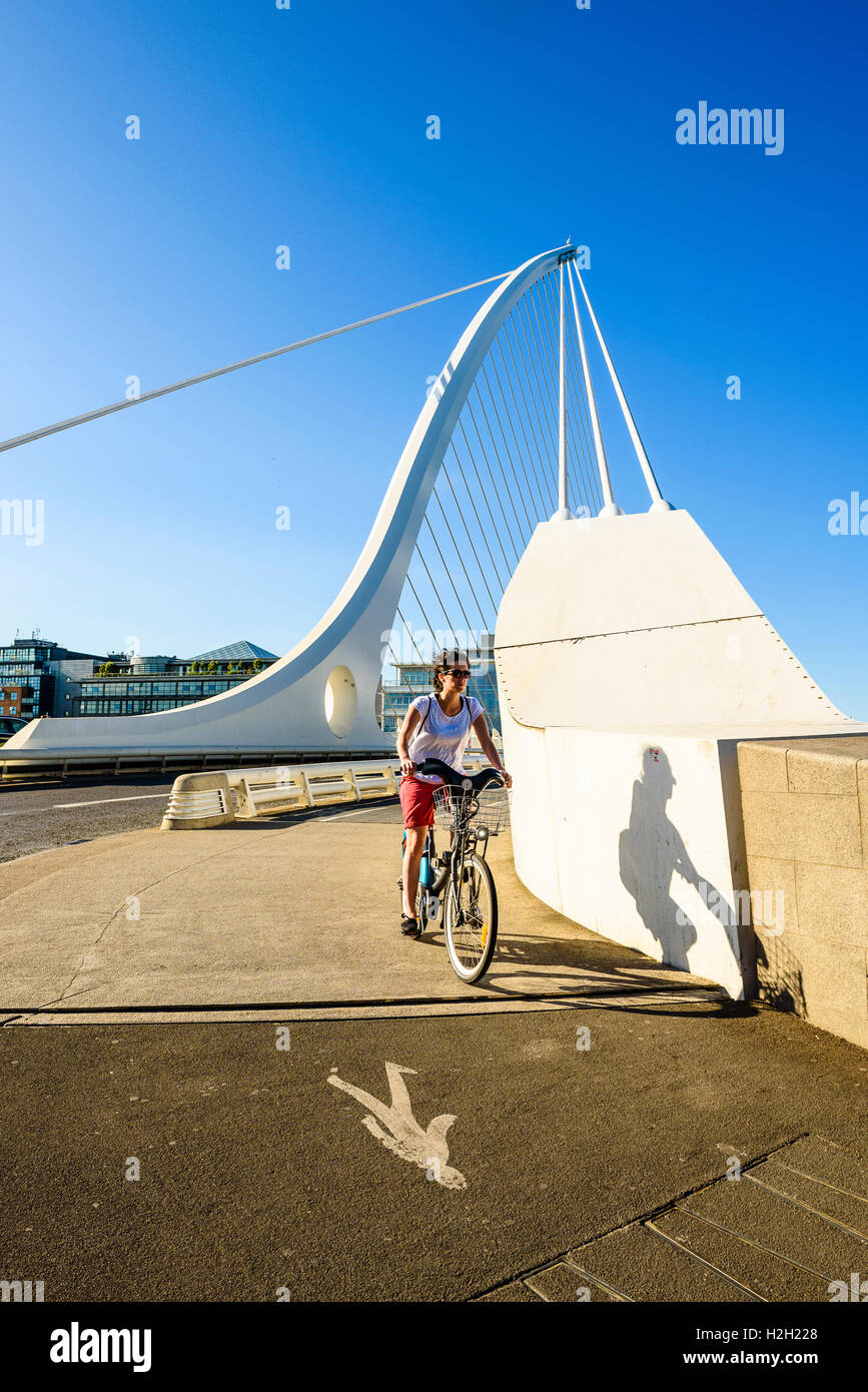Radfahrer am Südende von Samuel Beckett Bridge über den Fluss Liffey Dublin Irland Stockfoto