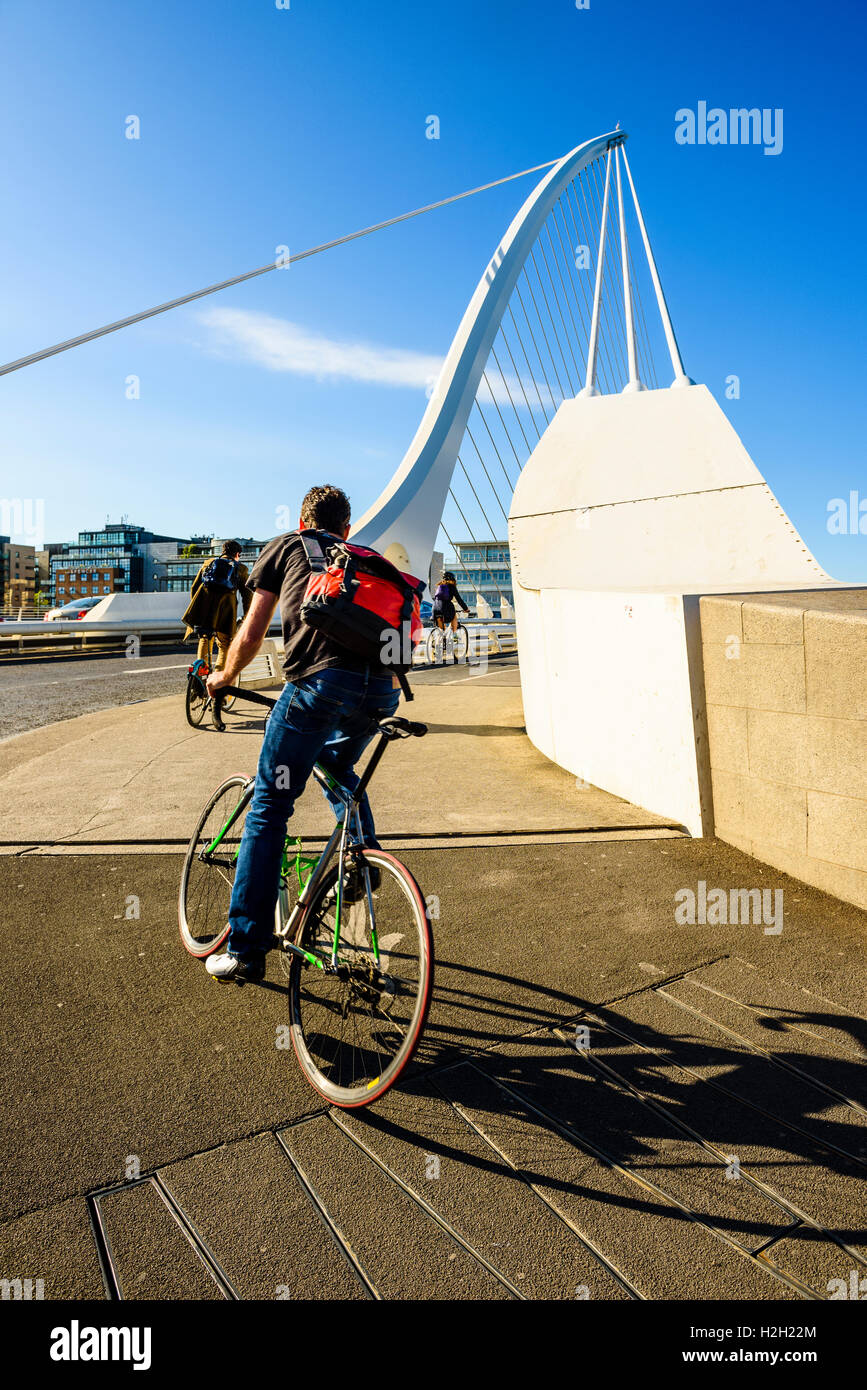 Radfahrer am Südende von Samuel Beckett Bridge über den Fluss Liffey Dublin Irland Stockfoto