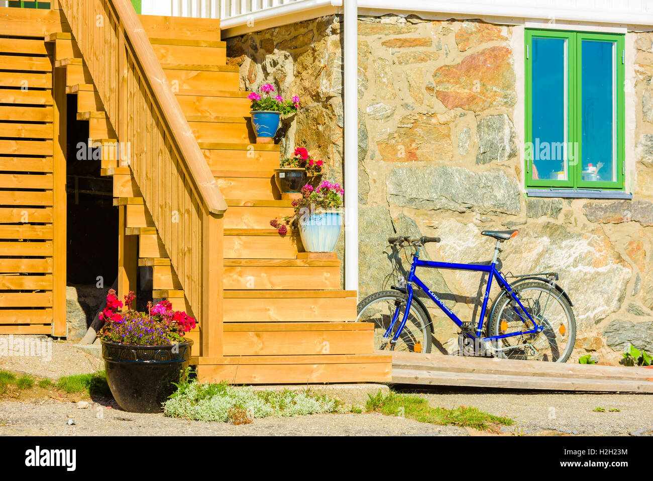 Mollosund, Schweden - 9. September 2016: Jeden Tag Dokumentation der Treppe hinauf in ein Heim. Blumentöpfe und Fahrrad neben den Schritten Stockfoto