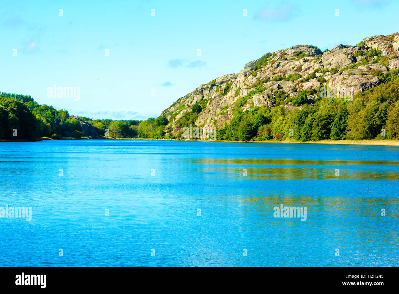 Küstenstadt Klippe im Frühherbst. Das Wasser in der Bucht ist ruhig und das Wetter ist in Ordnung. Orust an der schwedischen Westküste. Stockfoto