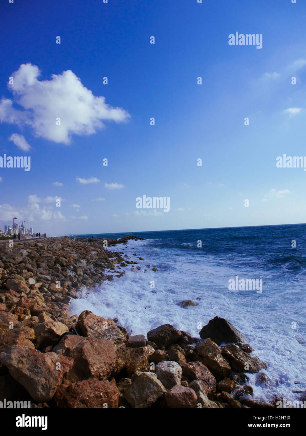 Meereswellen lecken die Felsen. Fotografiert in Jaffa Stockfoto