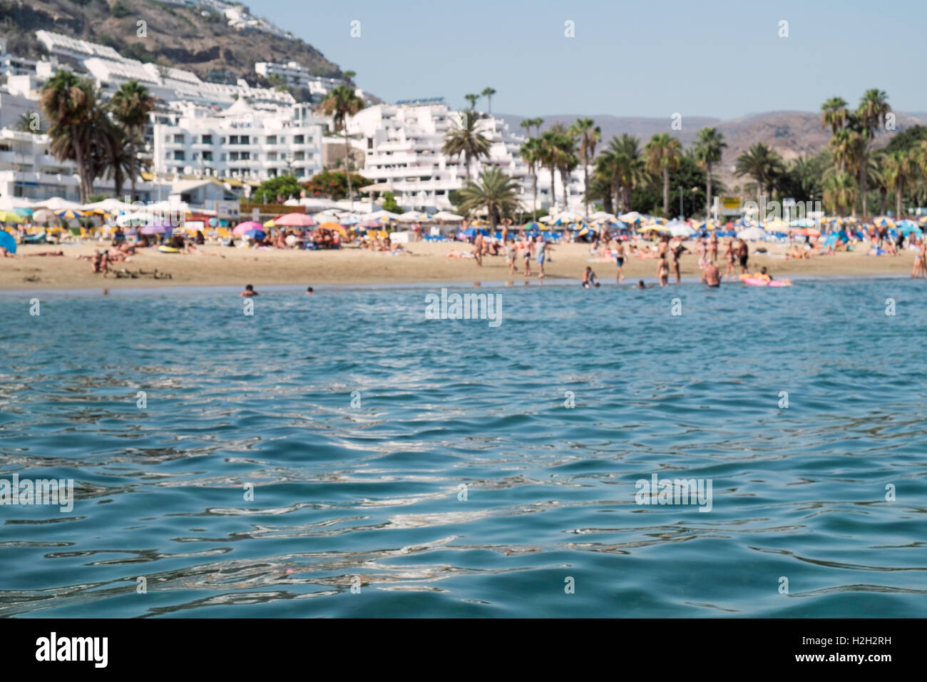 Absichtlich aus Fokus Bild aller Arten von Menschen, die Spaß am Strand Stockfoto