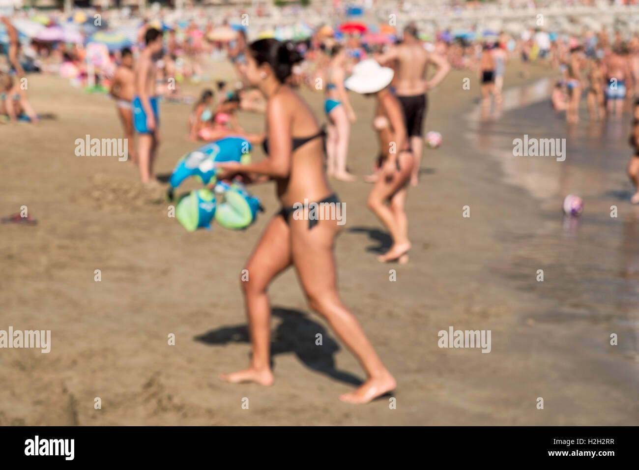 Absichtlich aus Fokus Bild aller Arten von Menschen, die Spaß am Strand Stockfoto