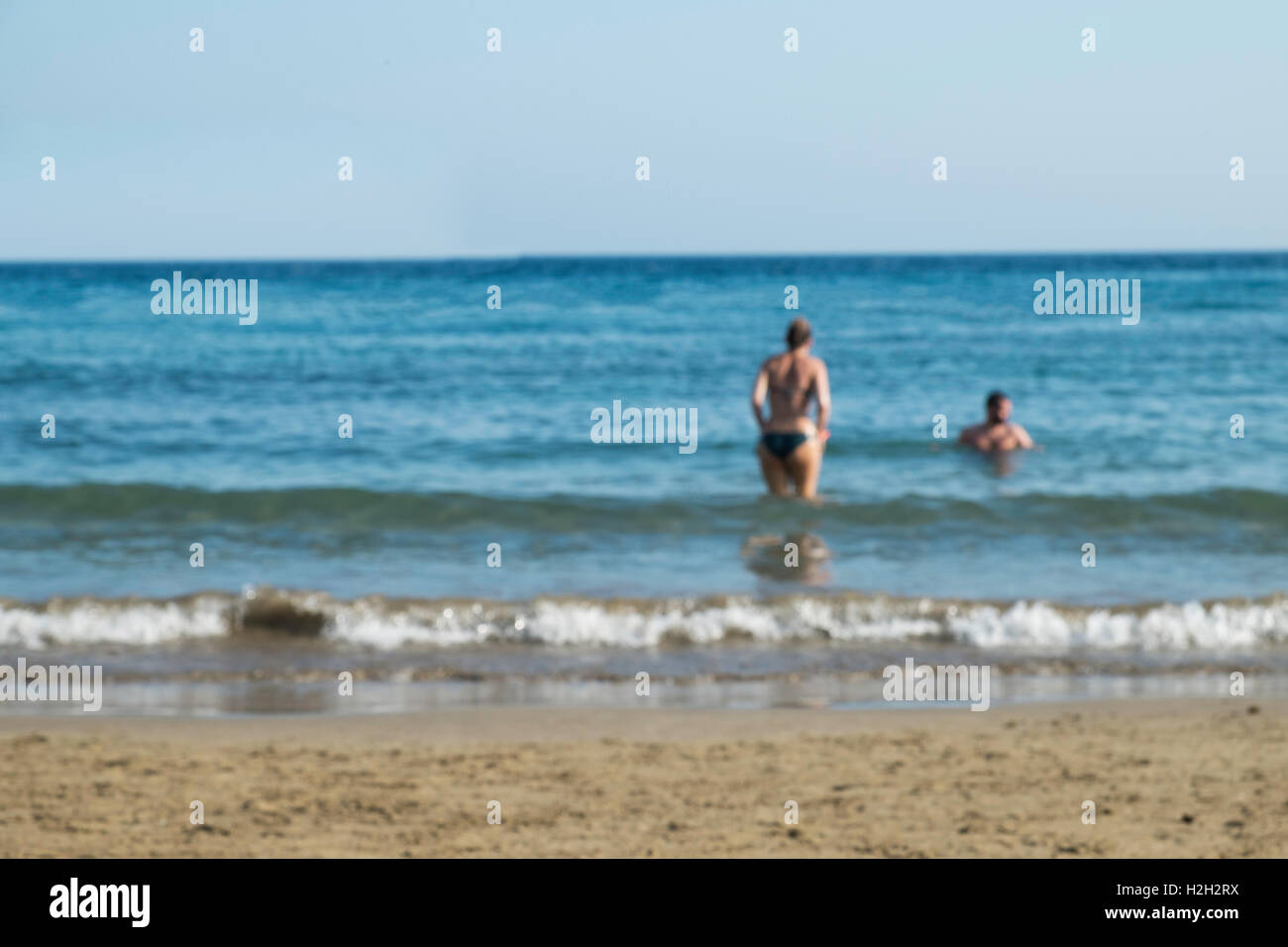 Absichtlich aus Fokus Bild aller Arten von Menschen, die Spaß am Strand. Viele Textfreiraum Stockfoto