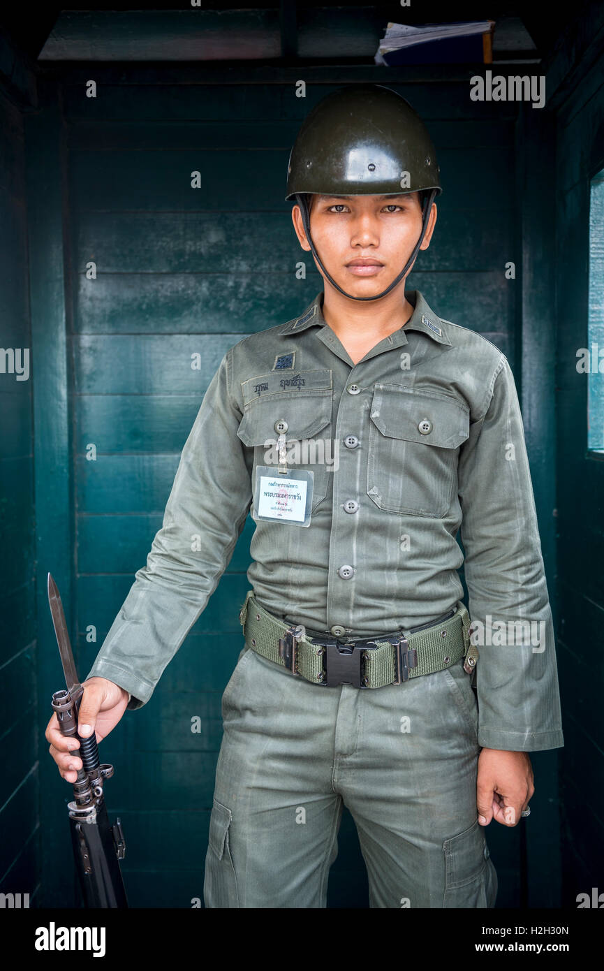 BANGKOK - 26. Oktober 2014: Junge thailändische Armee Soldat steht Wache vor dem Grand Palace. Königliche Garde dienen der königlichen Familie. Stockfoto