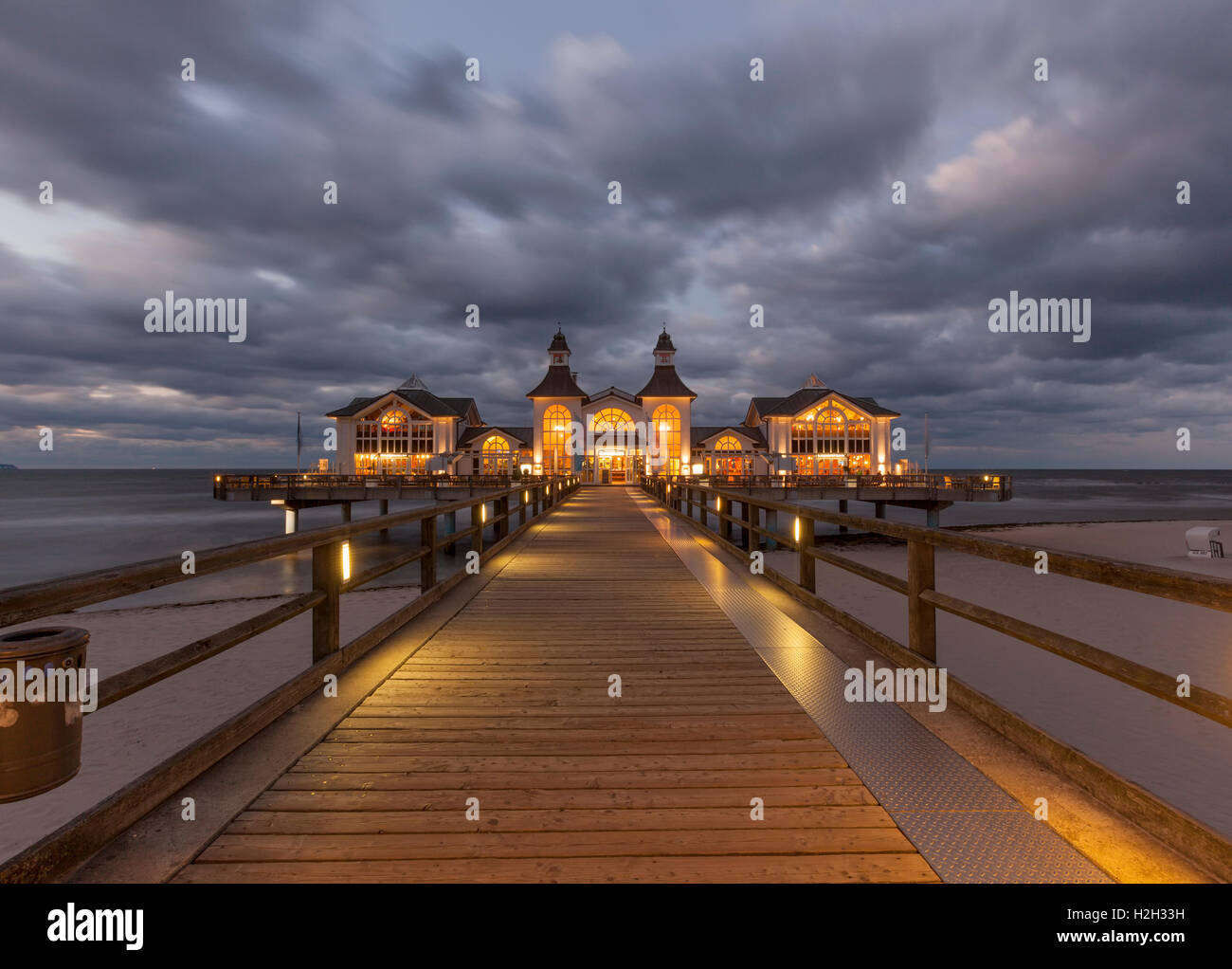 Beleuchteten historischen Pier im Ostseebad Sellin, Rügen, Deutschland, in der Nacht, Langzeitbelichtung Stockfoto