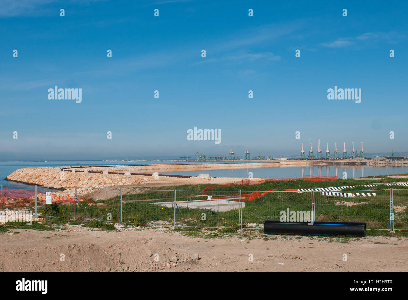 Neues Öl-Raffinerie Entwässerungssystem in der mittleren Stadt Tarent, südlich von Italien. Stockfoto