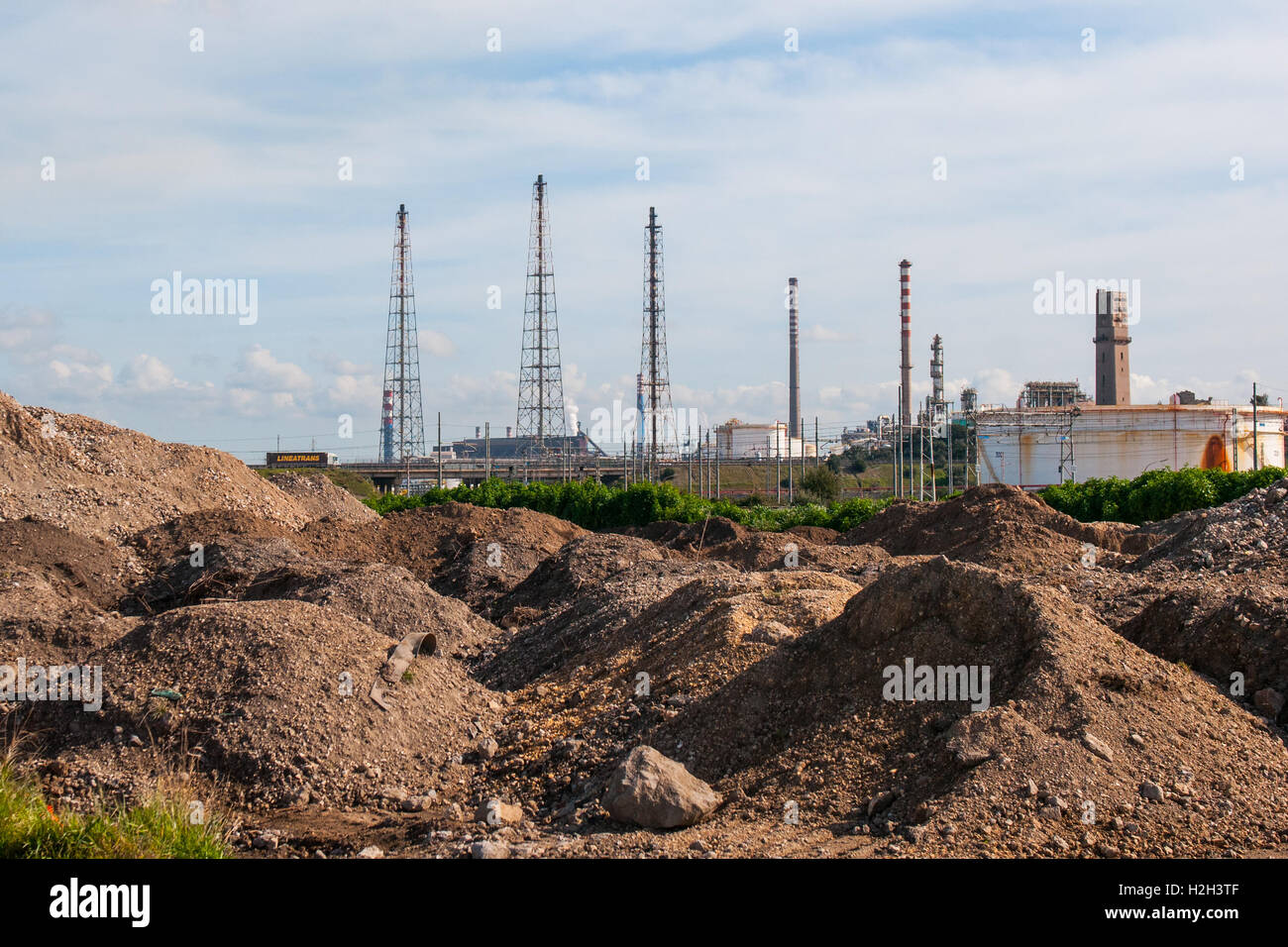 Raffinerie, die in der Mitte der Stadt von Taranto, südlich von Italien betreibt. Stockfoto