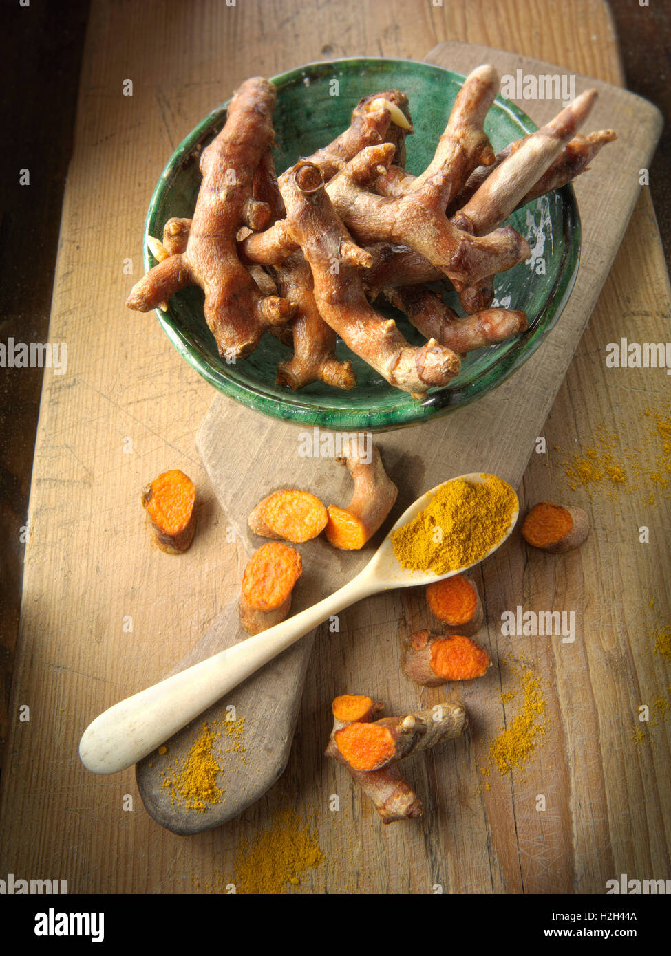 Frische ganze und geschnittene Kurkuma oder Gelbwurz Wurzel (Curcuma Longa) Stockfoto
