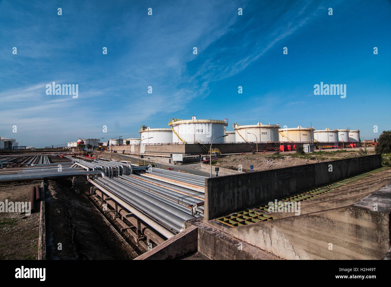 Raffinerie, die in der Mitte der Stadt von Taranto, südlich von Italien betreibt. Stockfoto
