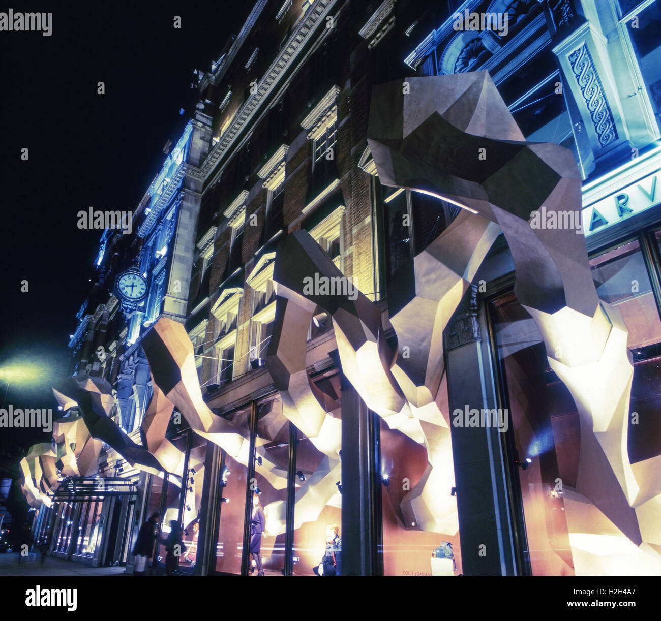 Herbst-Intrusion-Skulptur von Thomas Heatherwick schlängelt sich durch die Fenster des Harvey Nichols in Knightsbridge, London, UK Stockfoto