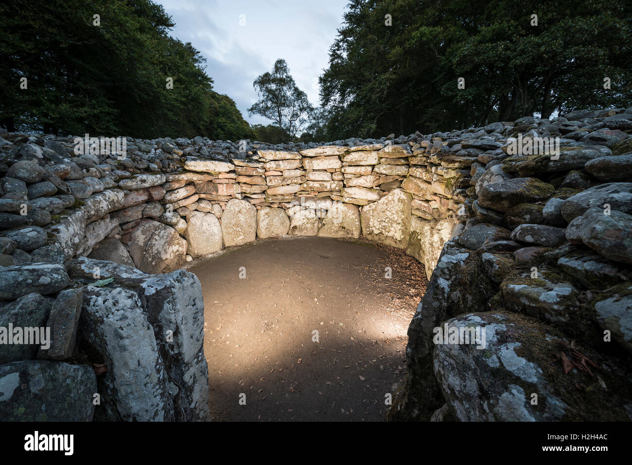 Zentralen Handelskammer ein Ganggrab im Schloten Cairns in der Nähe von Inverness, Scotland, UK Stockfoto