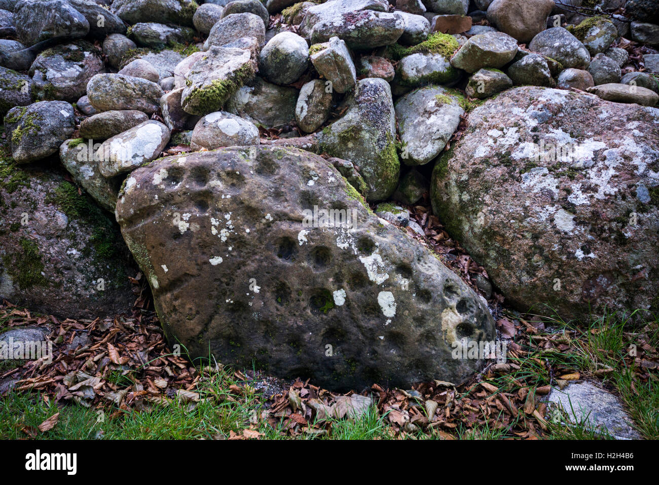 Große Tasse markiert Bordstein Stein am Schloten Cairns in der Nähe von Inverness, Schottland, Großbritannien Stockfoto