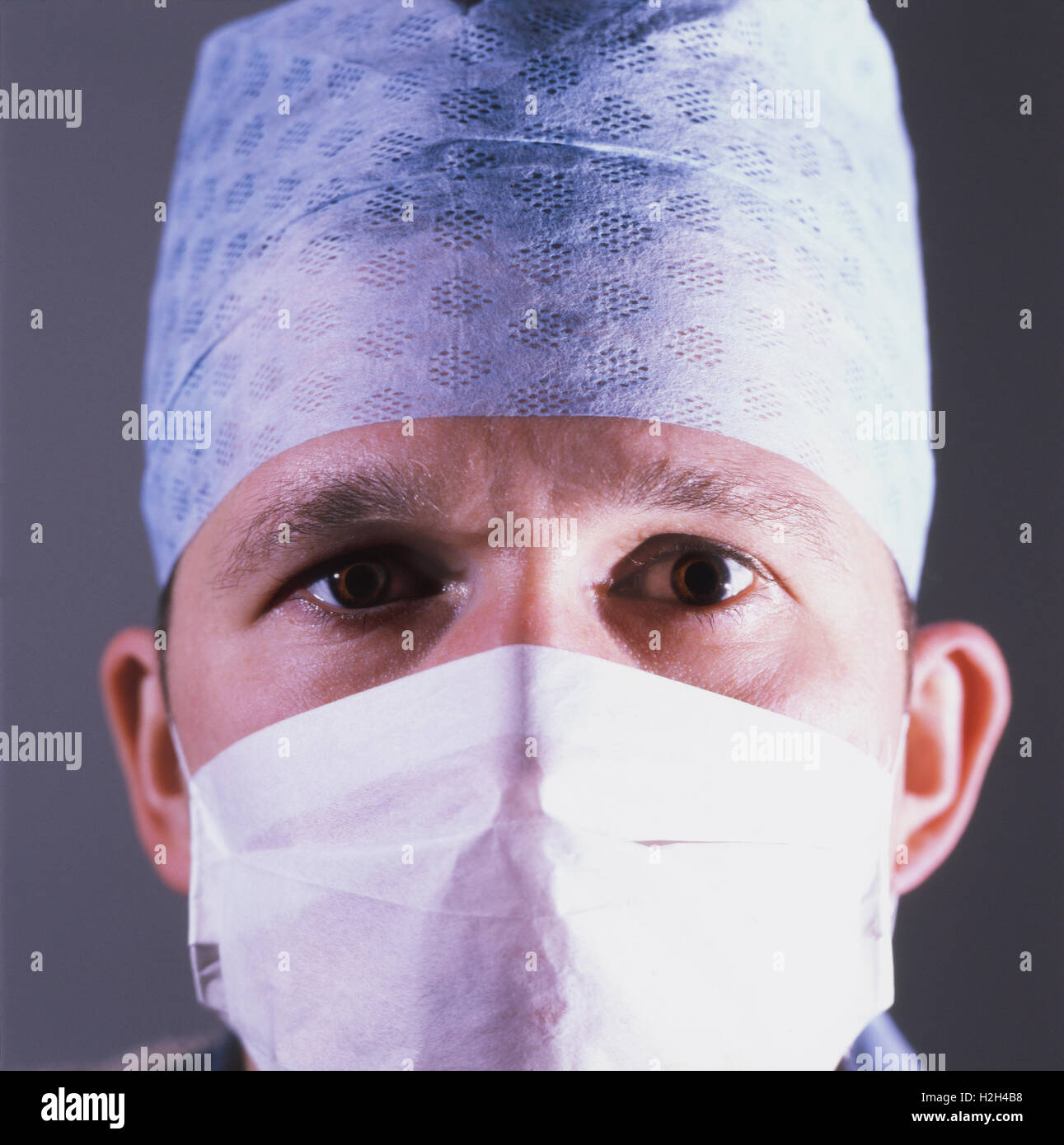 Chirurgen tragen Masken und Kopf decken Stockfoto