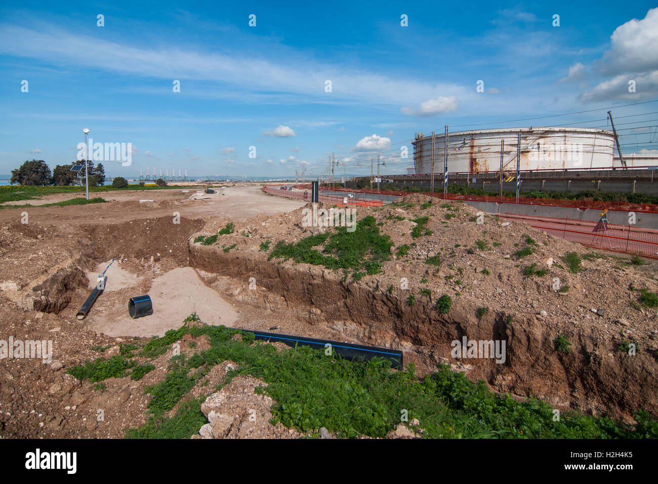 Raffinerie, die in der Mitte der Stadt von Taranto, südlich von Italien betreibt. Stockfoto