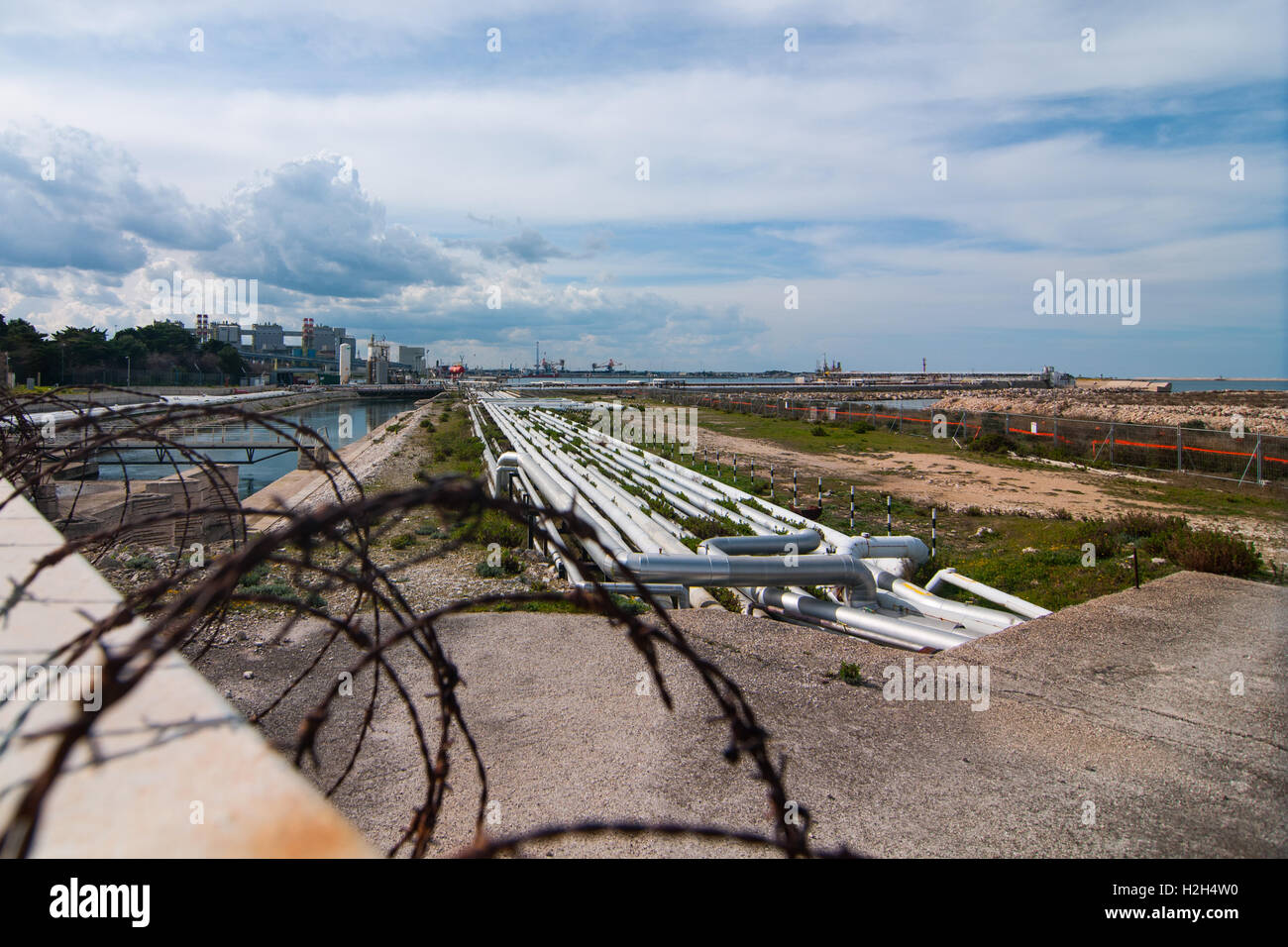 Raffinerie, die in der Mitte der Stadt von Taranto, südlich von Italien betreibt. Stockfoto