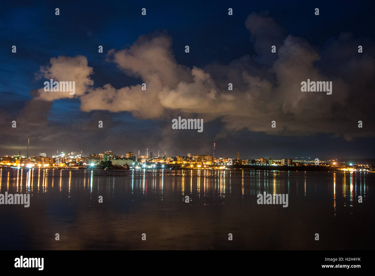 Raffinerie, die in der Mitte der Stadt von Taranto, südlich von Italien betreibt. Stockfoto