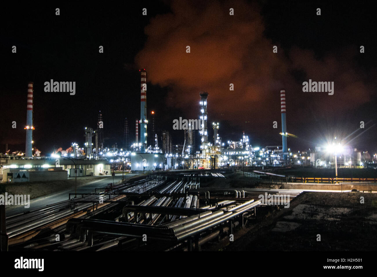 Raffinerie, die in der Mitte der Stadt von Taranto, südlich von Italien betreibt. Stockfoto