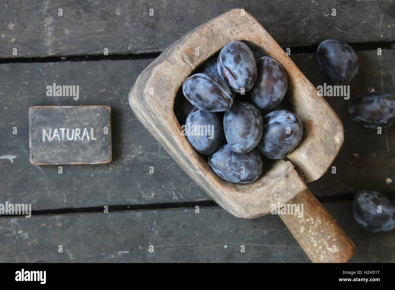 Naturkost Idee, Pflaumen auf alten ländlichen Hintergrund und text Stockfoto