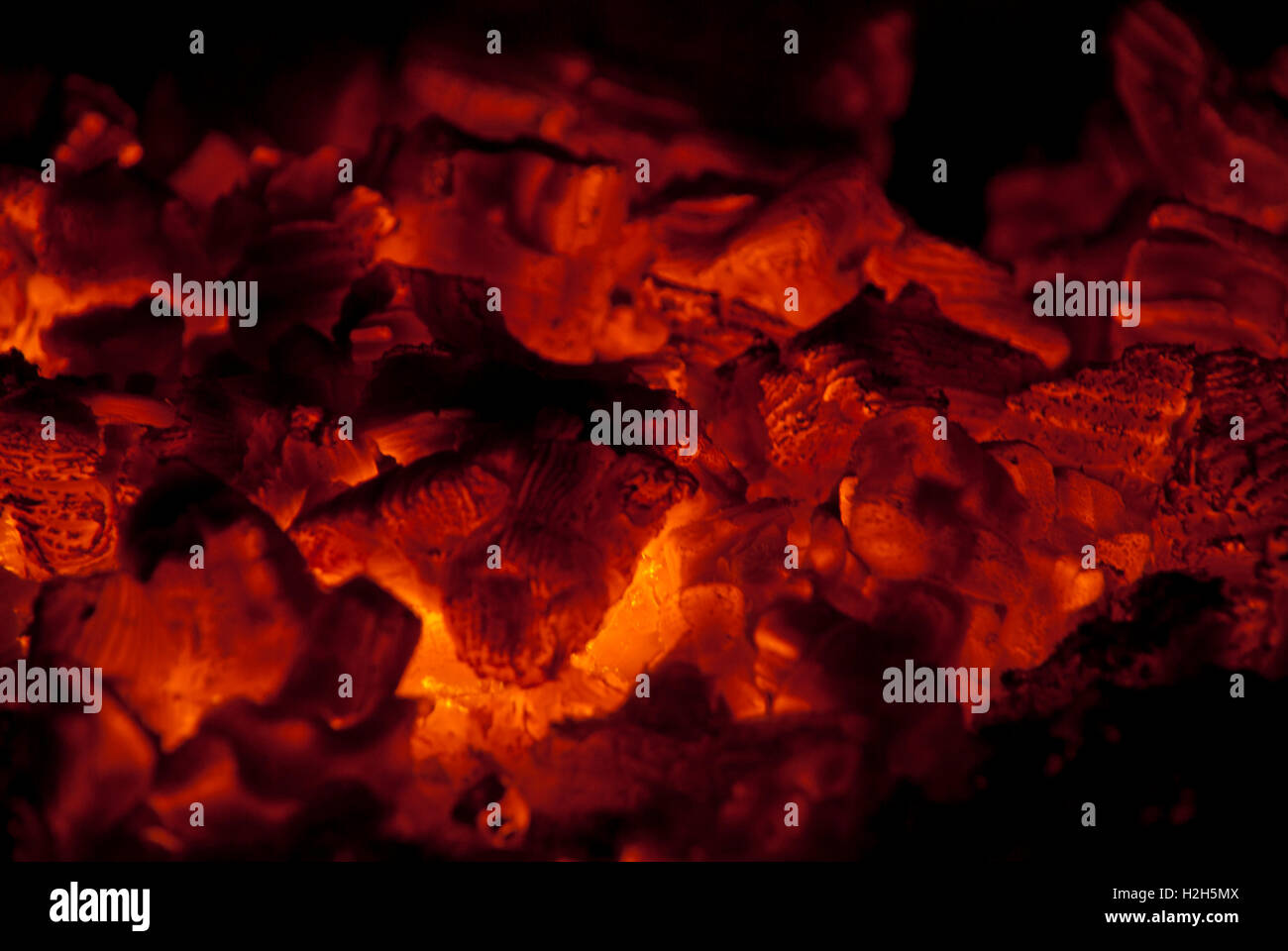 rot glühen im dunklen Kamin Kohle Stockfoto