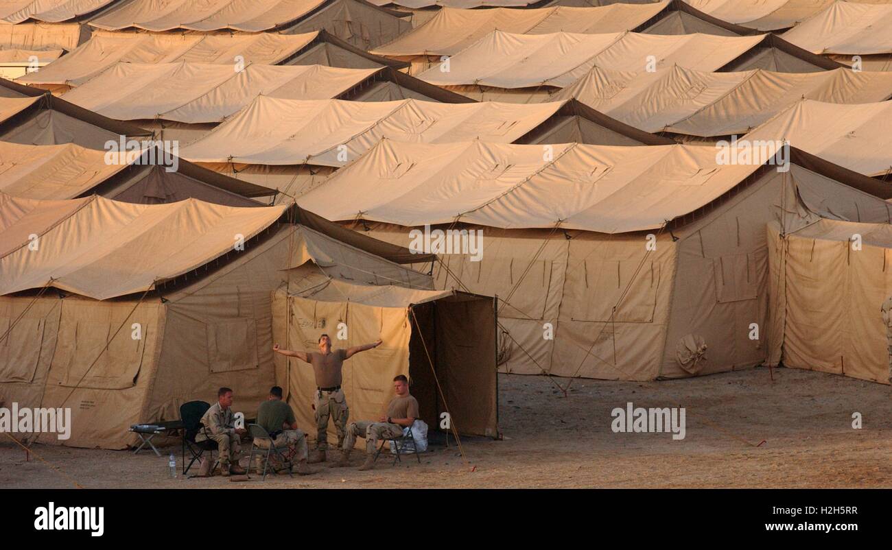 US Air Force Soldaten sitzen Sie draußen Zeltstadt, ein Base setzt sich