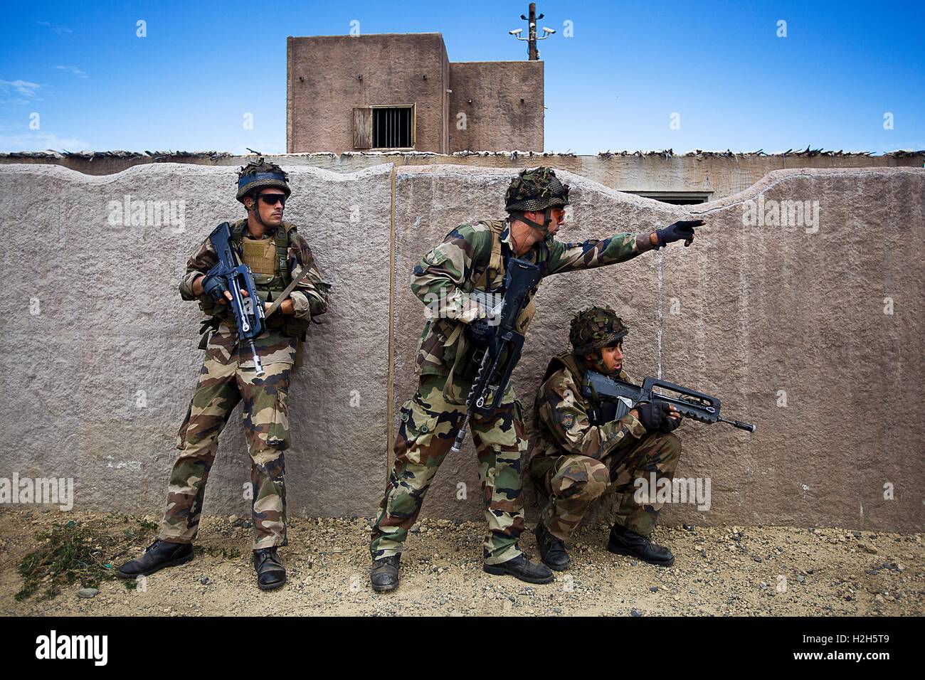 Französische Marine Infanteristen beteiligen ein Trainingsszenario während der Übung Amercal in der Marine Corps Training Bereich Balg 23. Oktober 2012 in Waimanalo auf Hawaii. Die Übung ist Teil einer bilateralen Austausch Trainingsprogramm mit US-Marines. Stockfoto